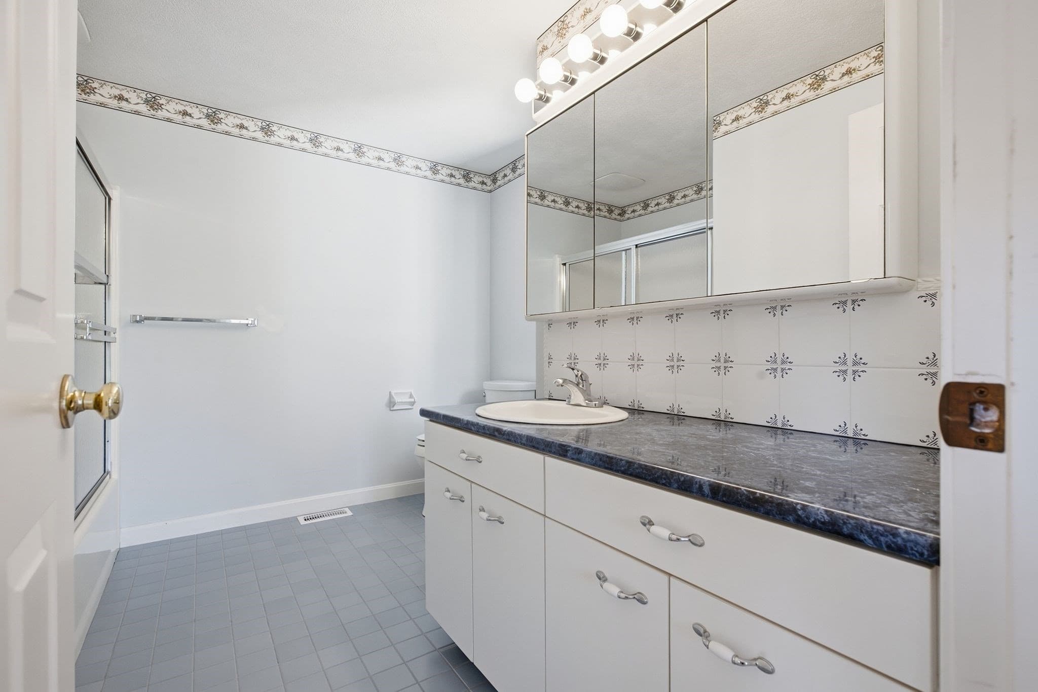 Condominium at 33 Mid Iron Dr # 33, North Reading MA 01864, North Reading, photo 24 of 39