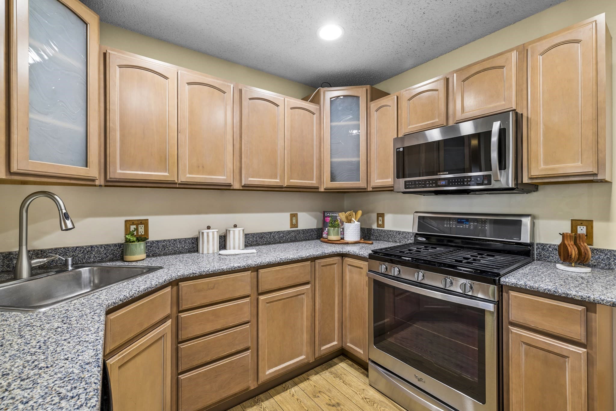 Condominium at 21 Treetop Ct # 21, Burlington MA 01803, Burlington, photo 7 of 39