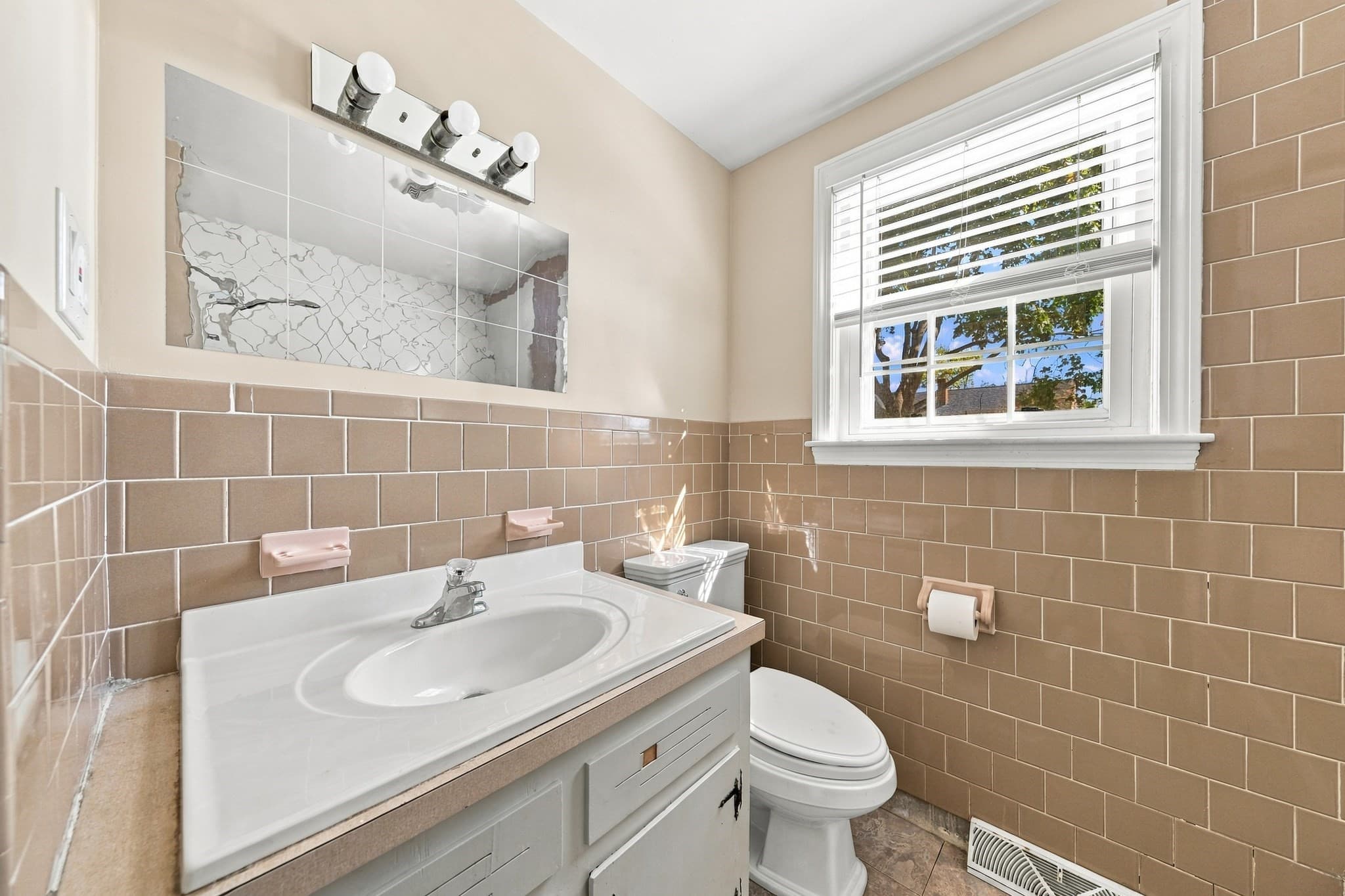 Single Family Residence at 240 Irvington, New Bedford MA 02745, New Bedford, photo 10 of 19