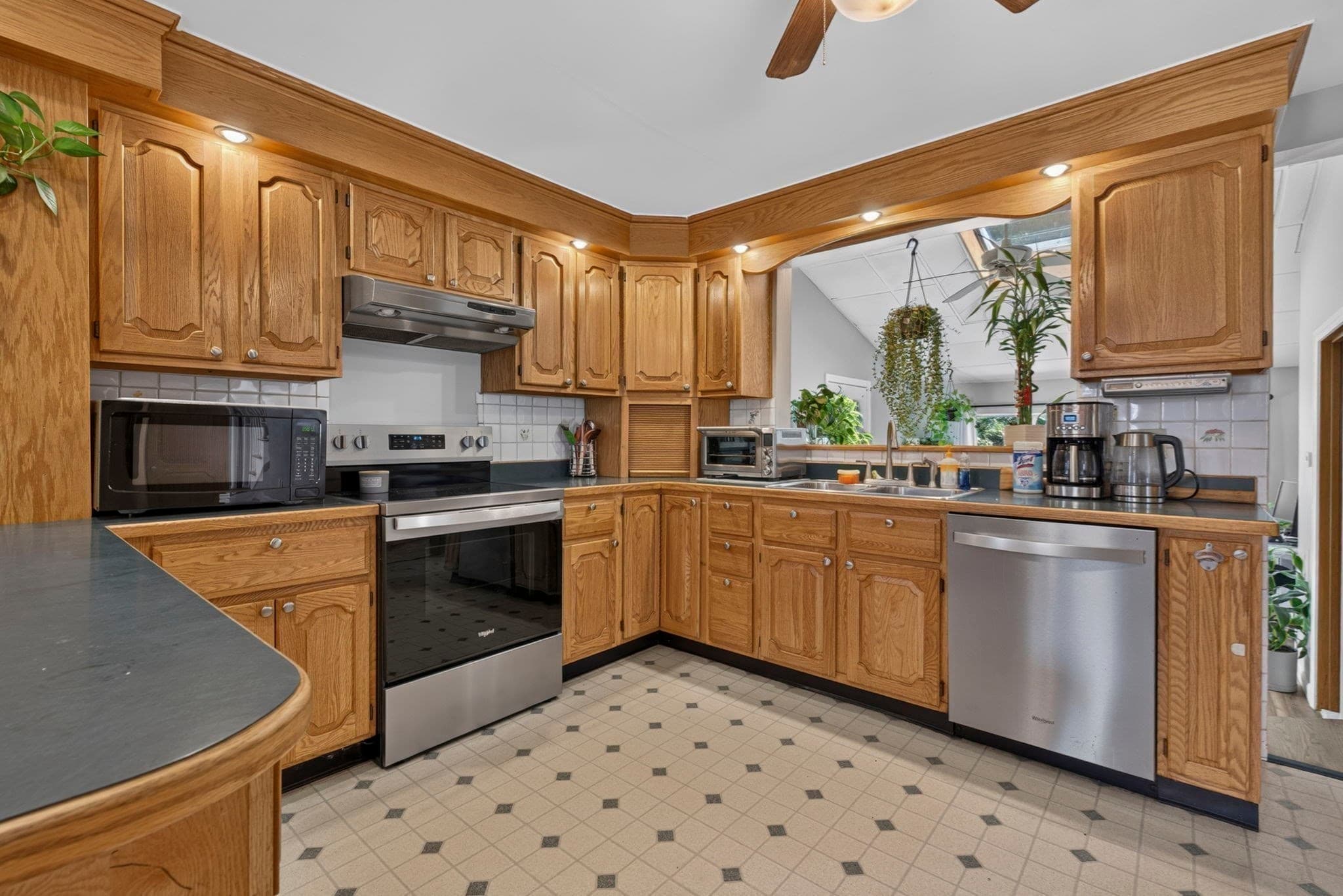 Single Family Residence at 8 Lyndale Rd, Worcester MA 01606, Worcester, photo 6 of 35