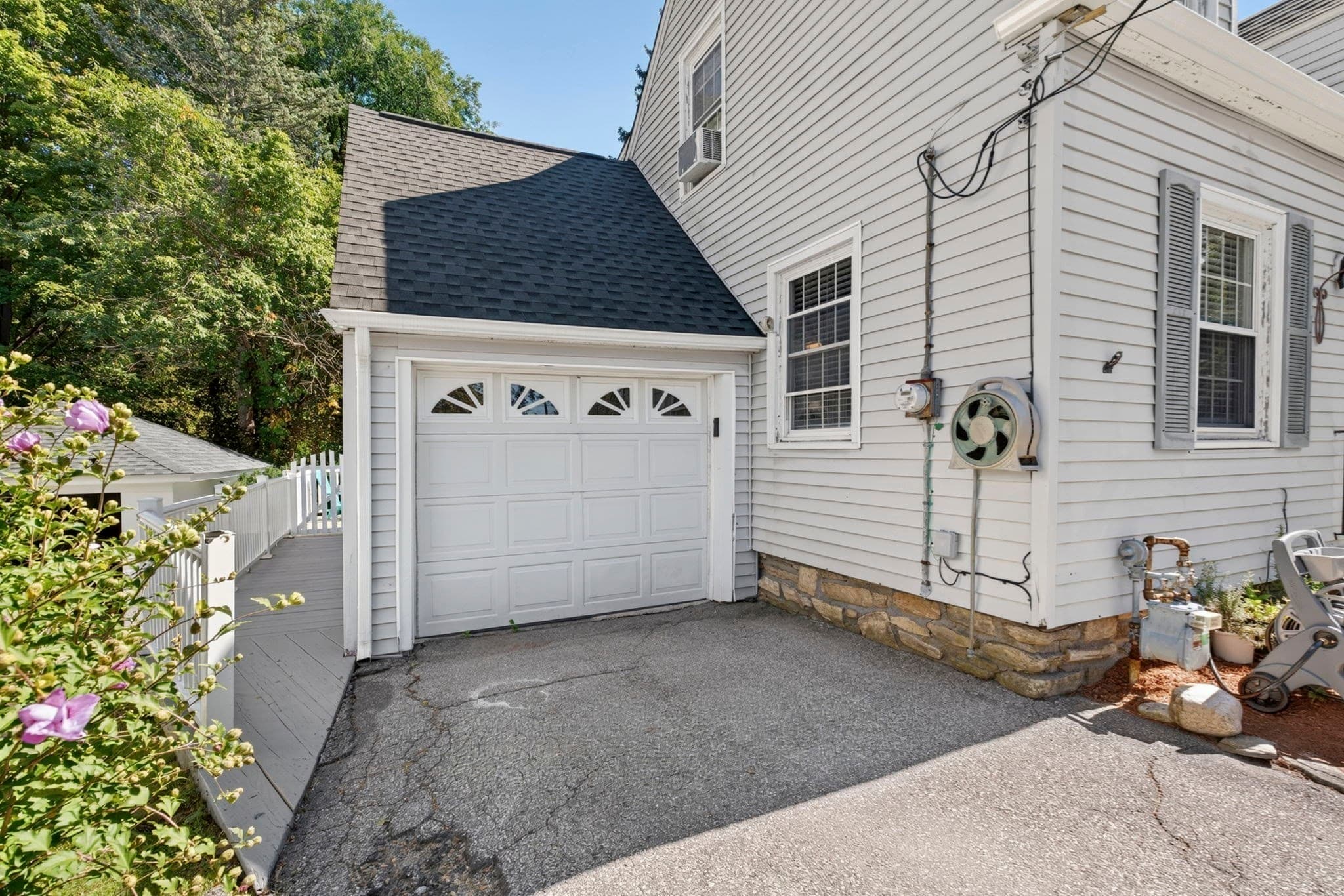 Single Family Residence at 8 Lyndale Rd, Worcester MA 01606, Worcester, photo 3 of 35