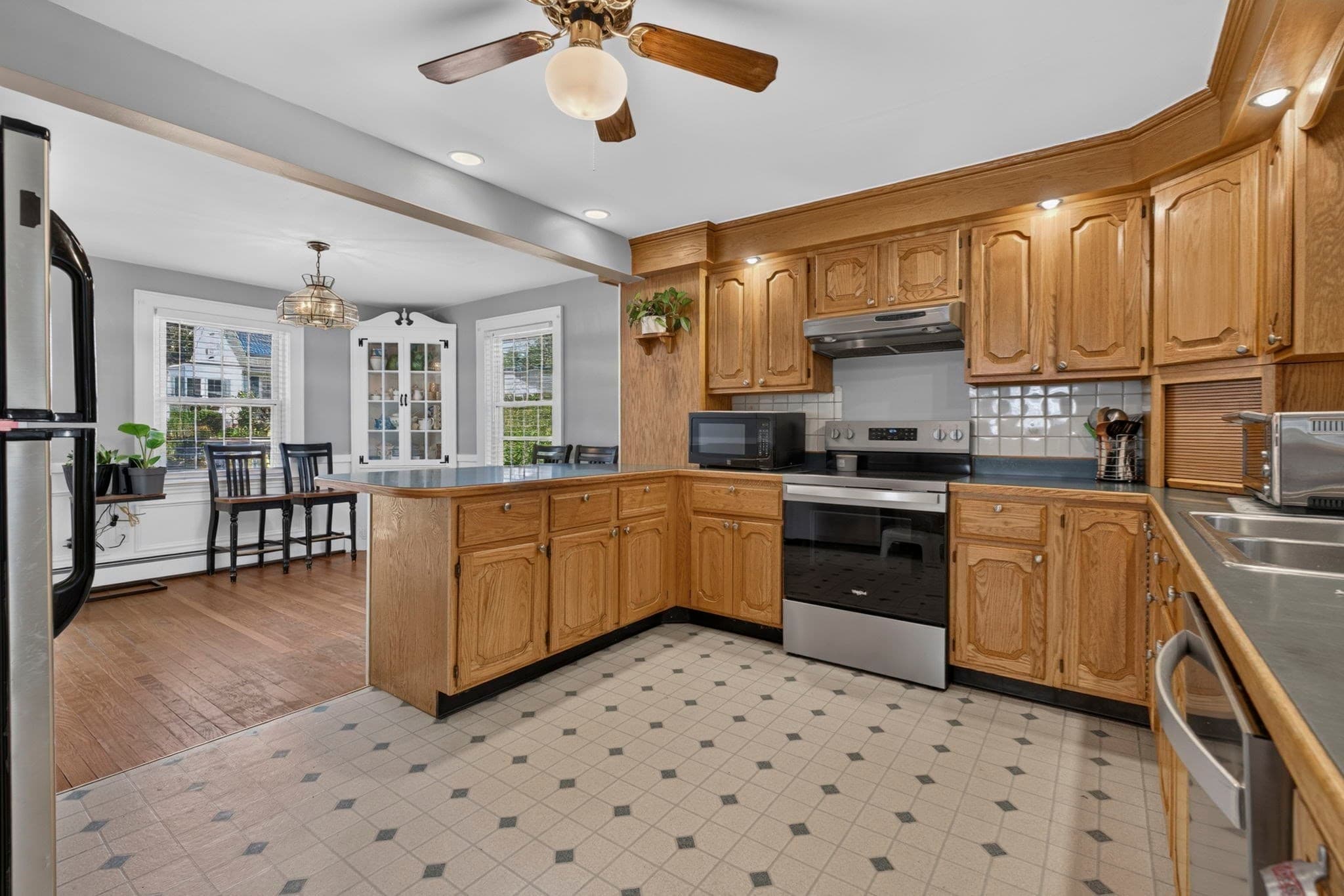 Single Family Residence at 8 Lyndale Rd, Worcester MA 01606, Worcester, photo 5 of 35