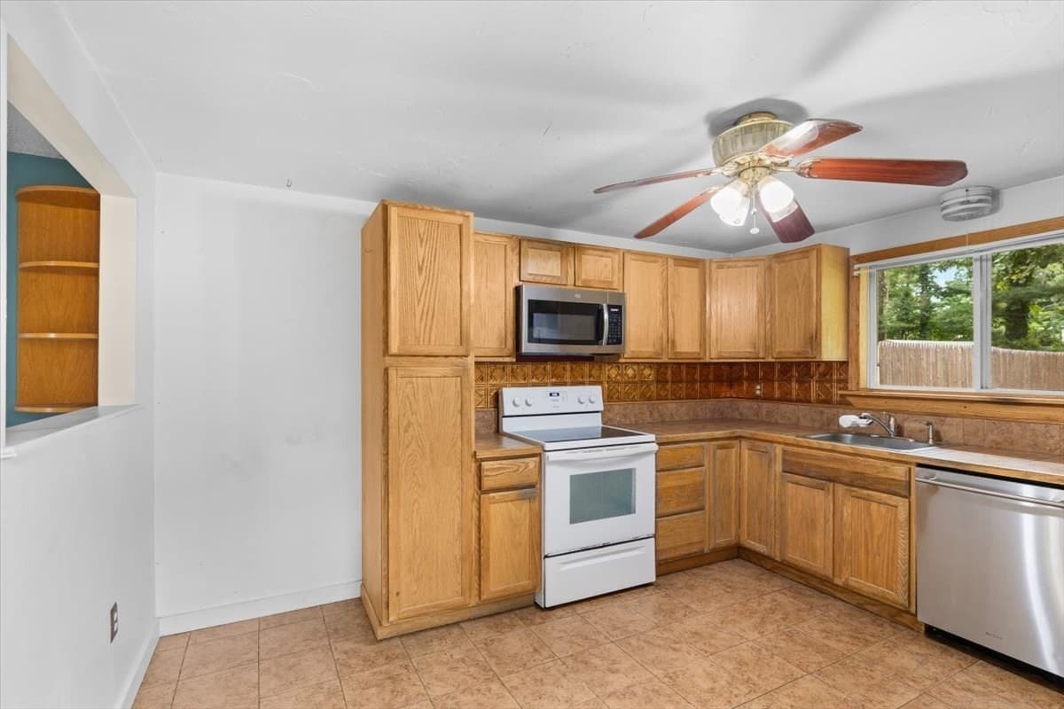 Condominium at 21 Surrey Ln # 21, Bourne MA 02532, Bourne, photo 9 of 30