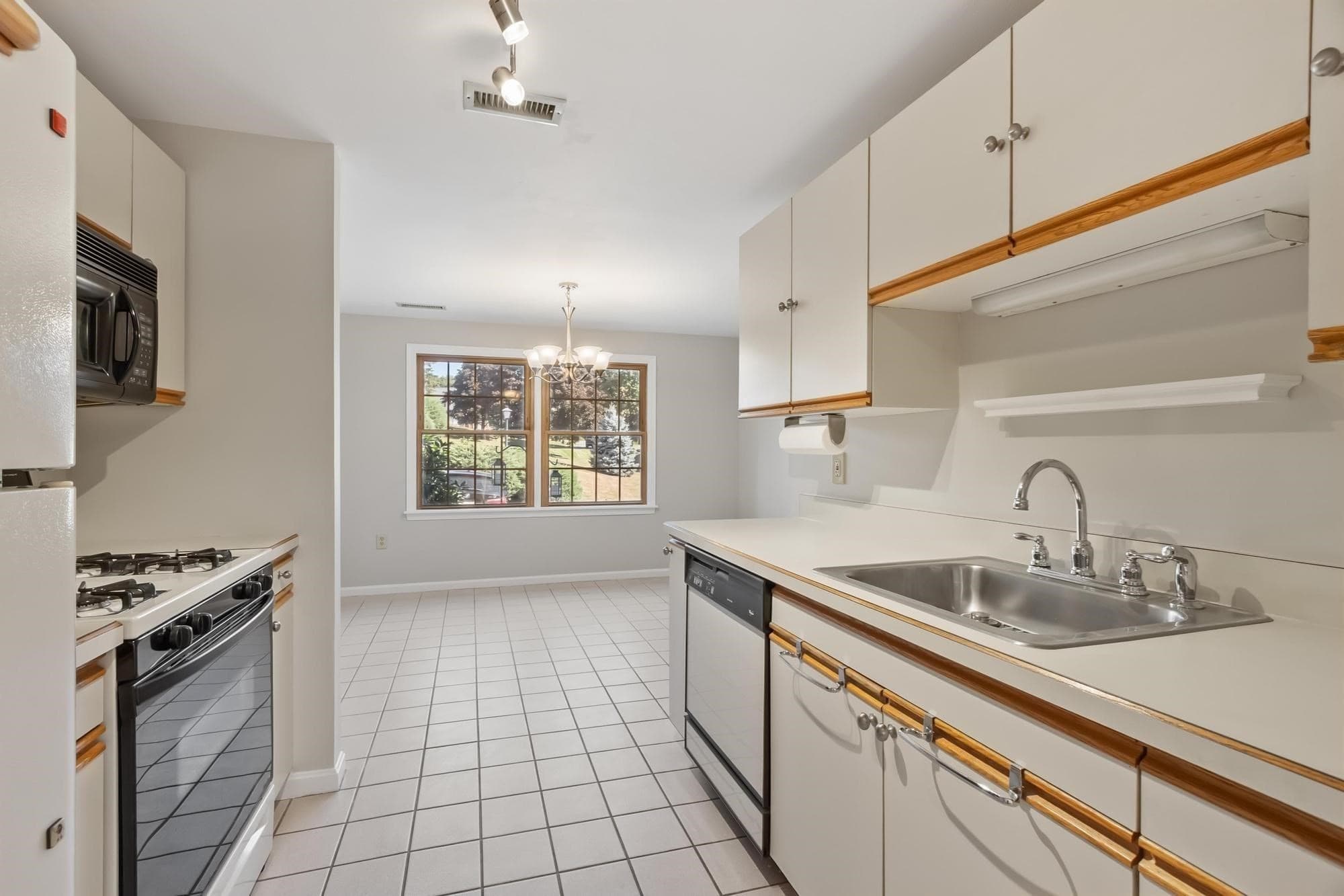 Condominium at 6 Brandee # 6, Methuen MA 01844, Methuen, photo 13 of 41