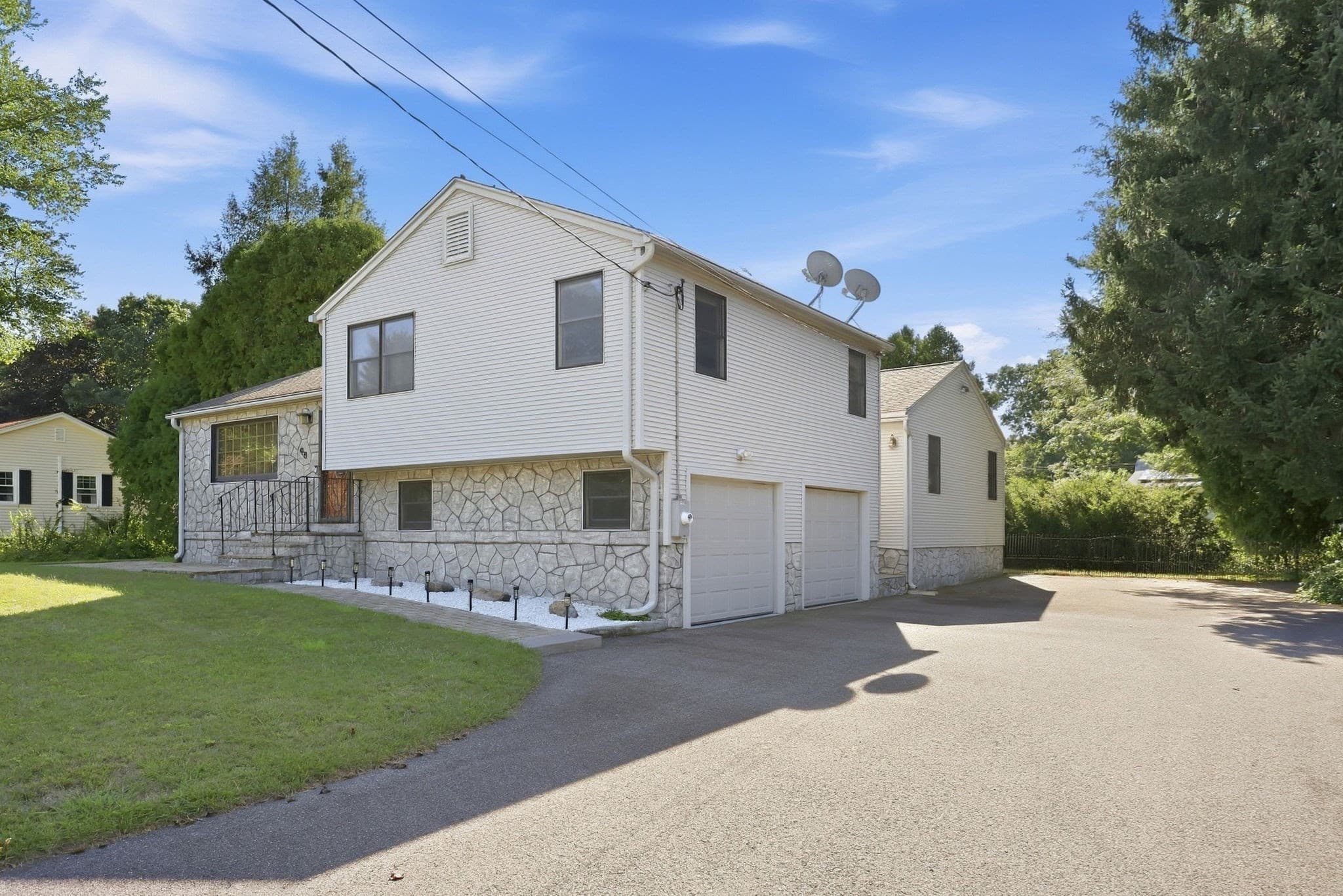 98 Meadowlark Dr, Longmeadow MA 01106