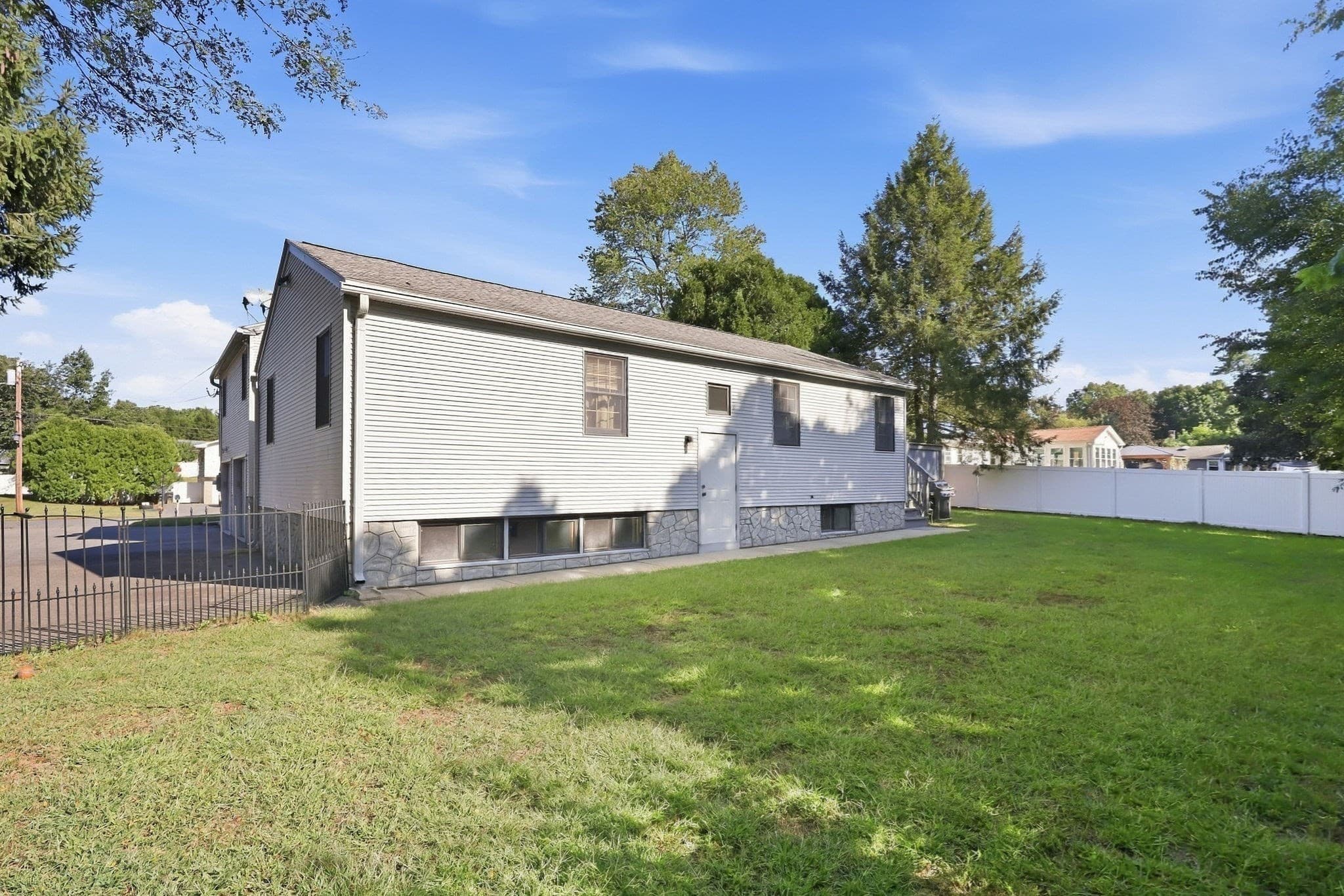 Single Family Residence at 98 Meadowlark Dr, Longmeadow MA 01106, Longmeadow, photo 5 of 35
