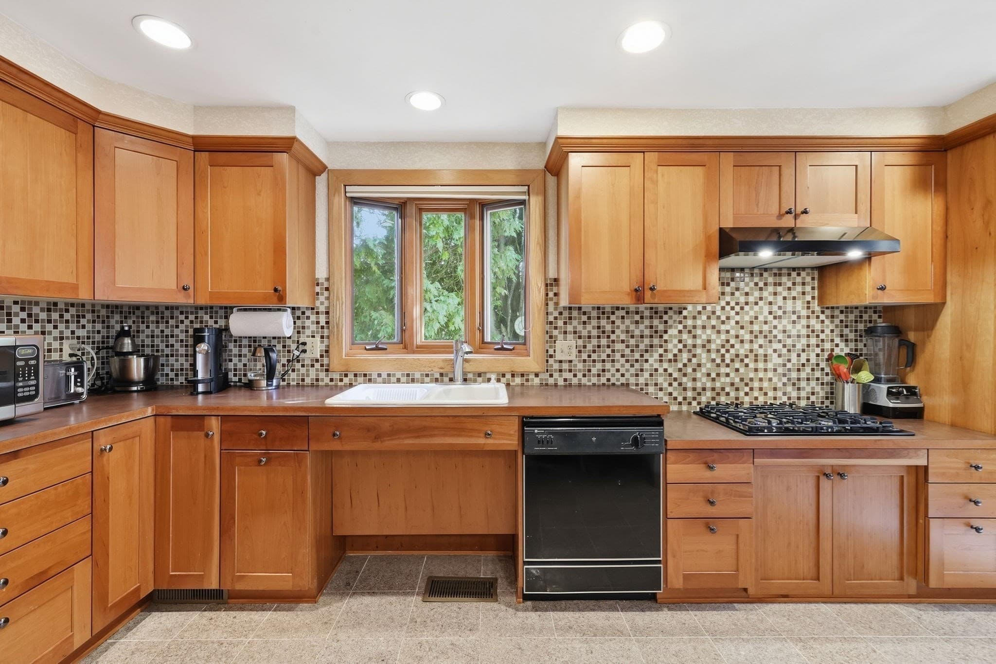 Single Family Residence at 98 Meadowlark Dr, Longmeadow MA 01106, Longmeadow, photo 9 of 35