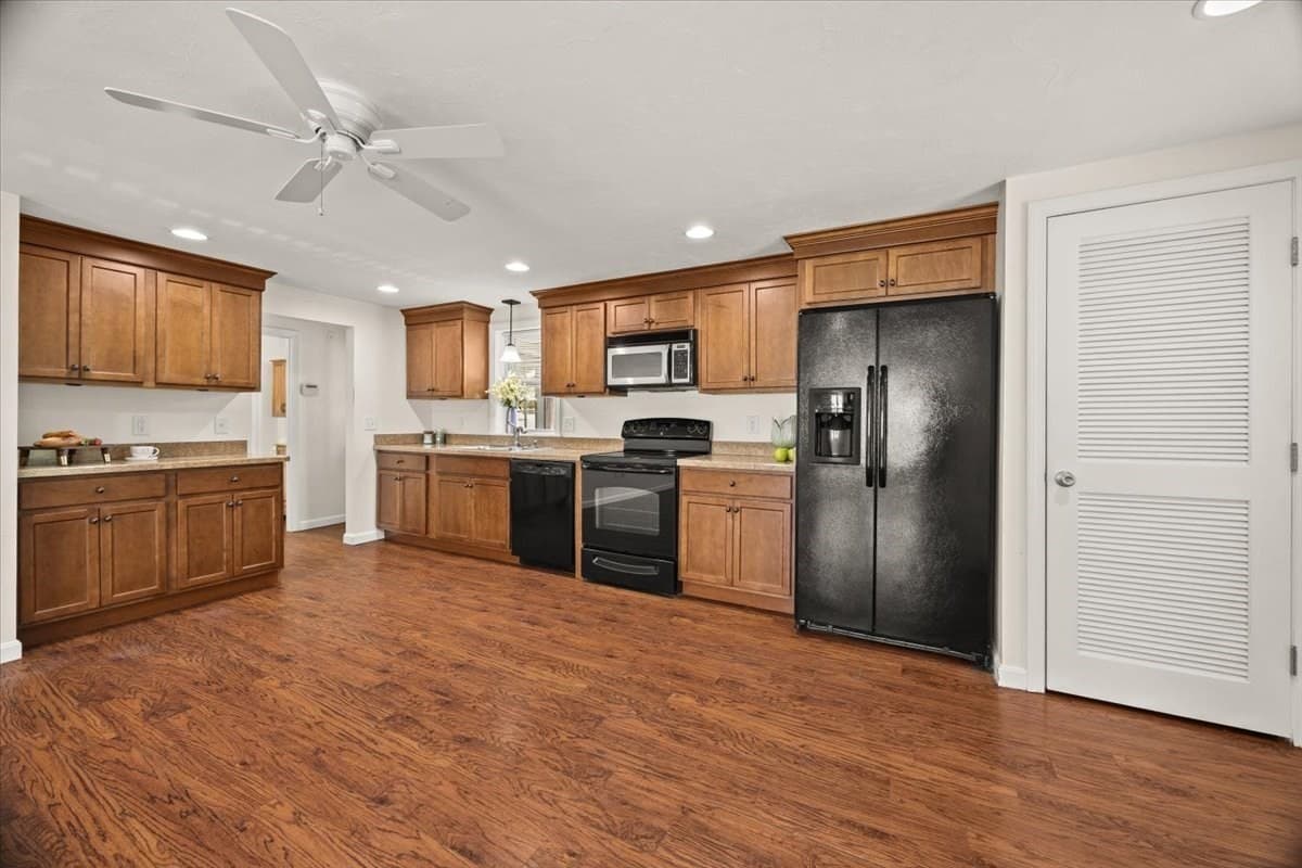 Single Family Residence at 201 Tiffany St, Attleboro MA 02703, Attleboro, photo 5 of 27