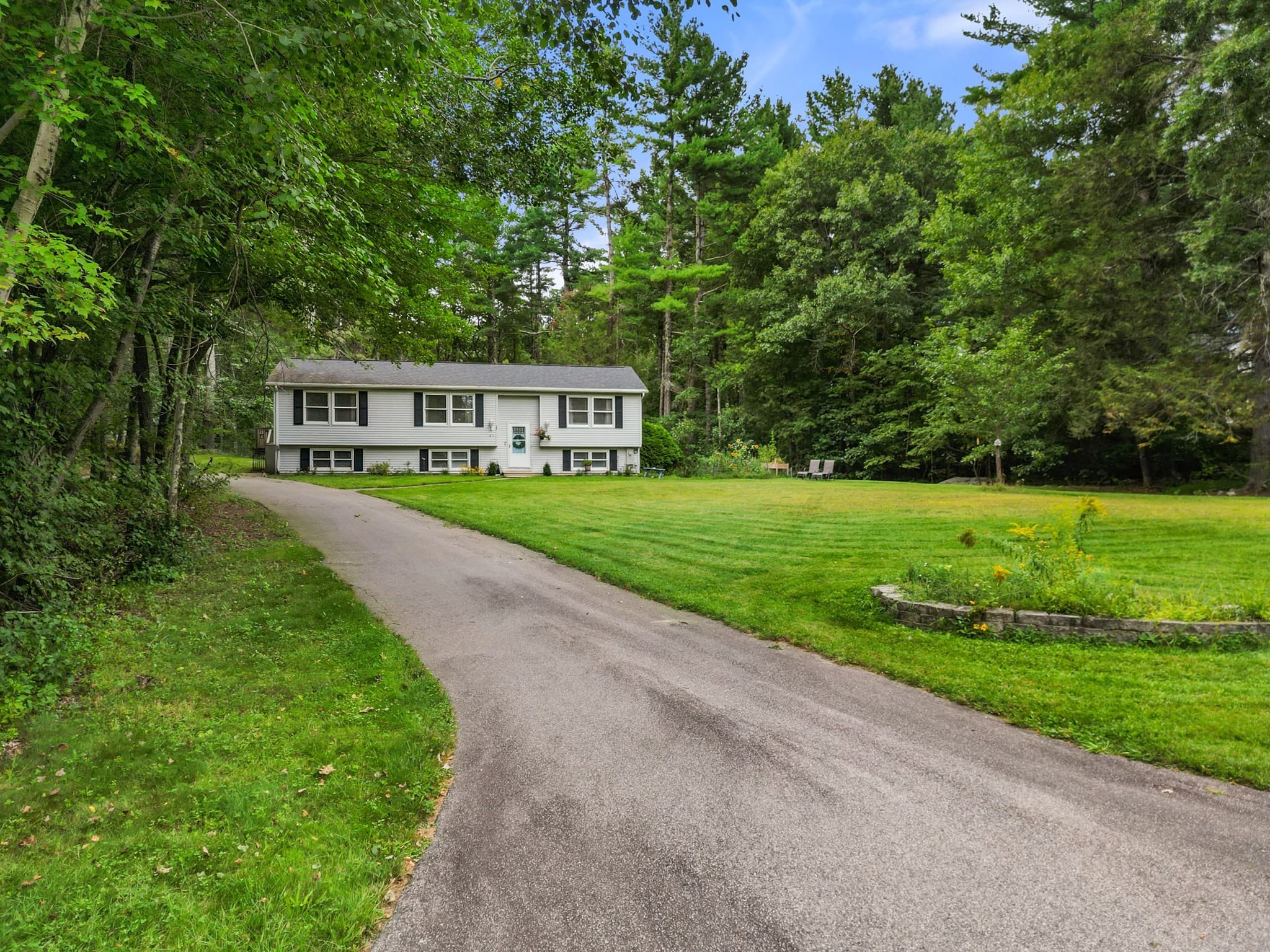 41 Woodland Rd, Uxbridge MA 01569