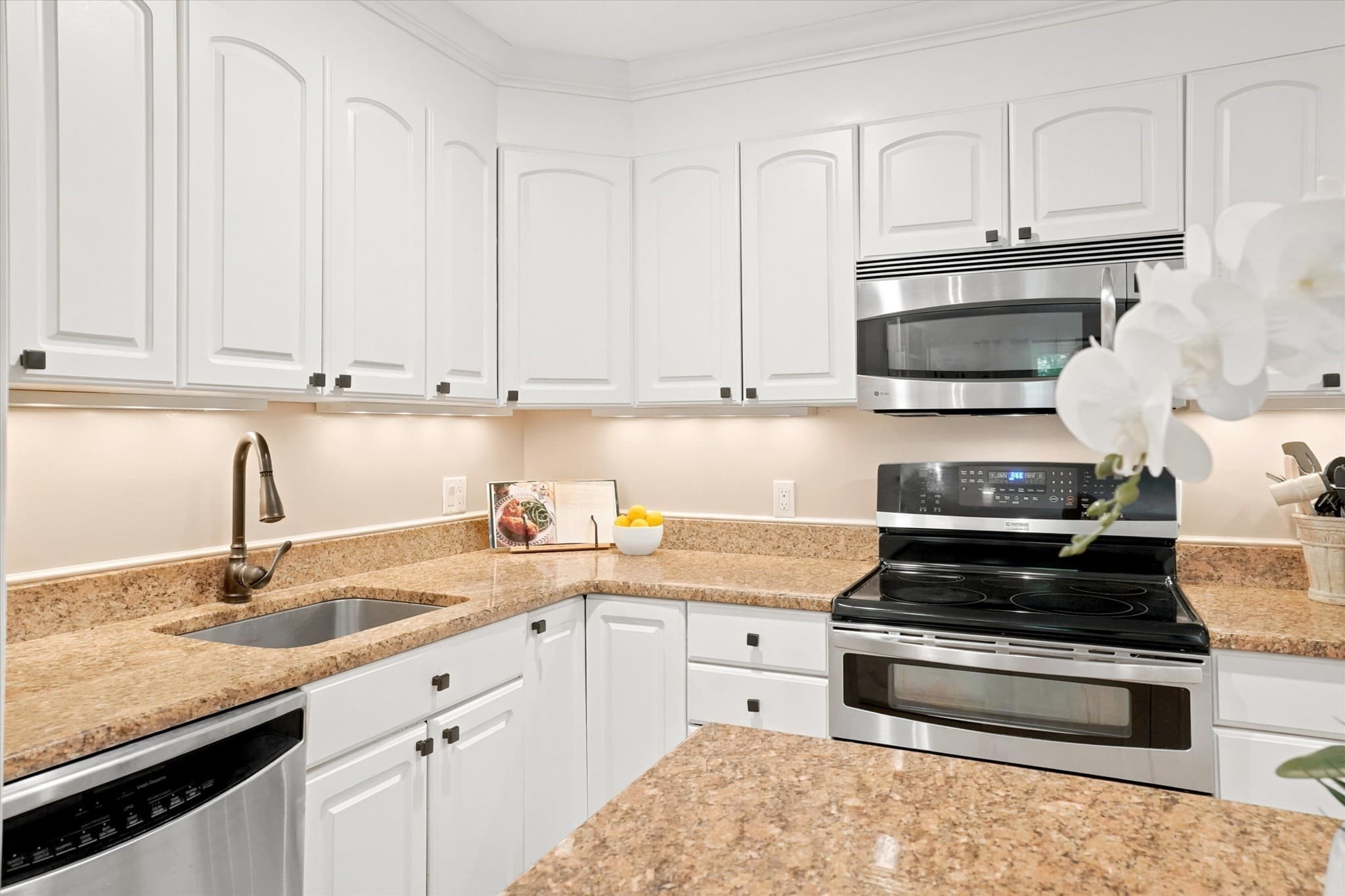 Condominium at 500 Northshore Rd # 11A, Peabody MA 01960, Peabody, photo 6 of 33