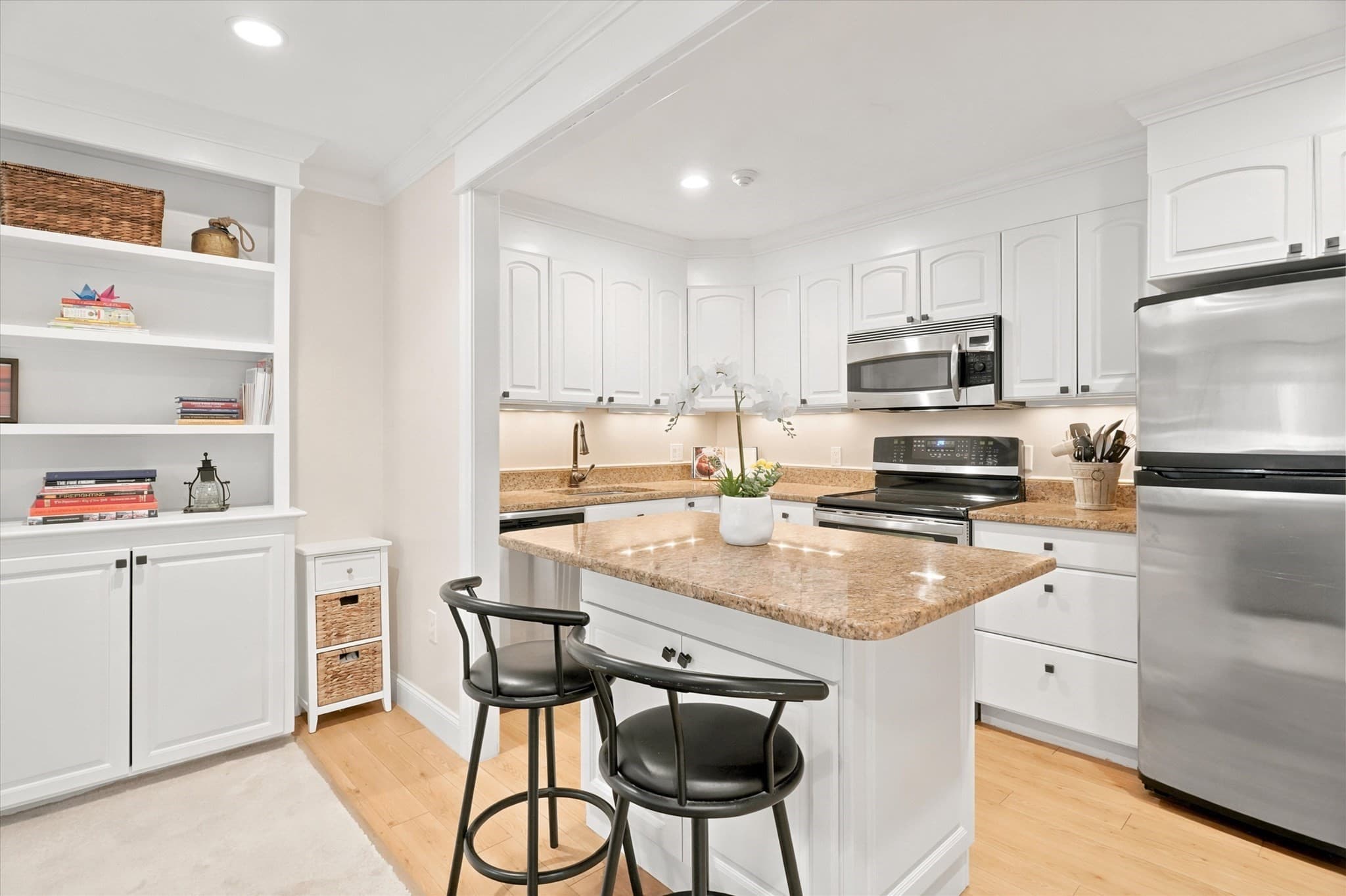 Condominium at 500 Northshore Rd # 11A, Peabody MA 01960, Peabody, photo 5 of 33