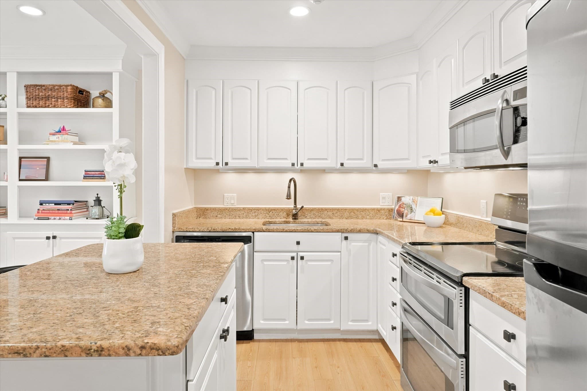 Condominium at 500 Northshore Rd # 11A, Peabody MA 01960, Peabody, photo 4 of 33
