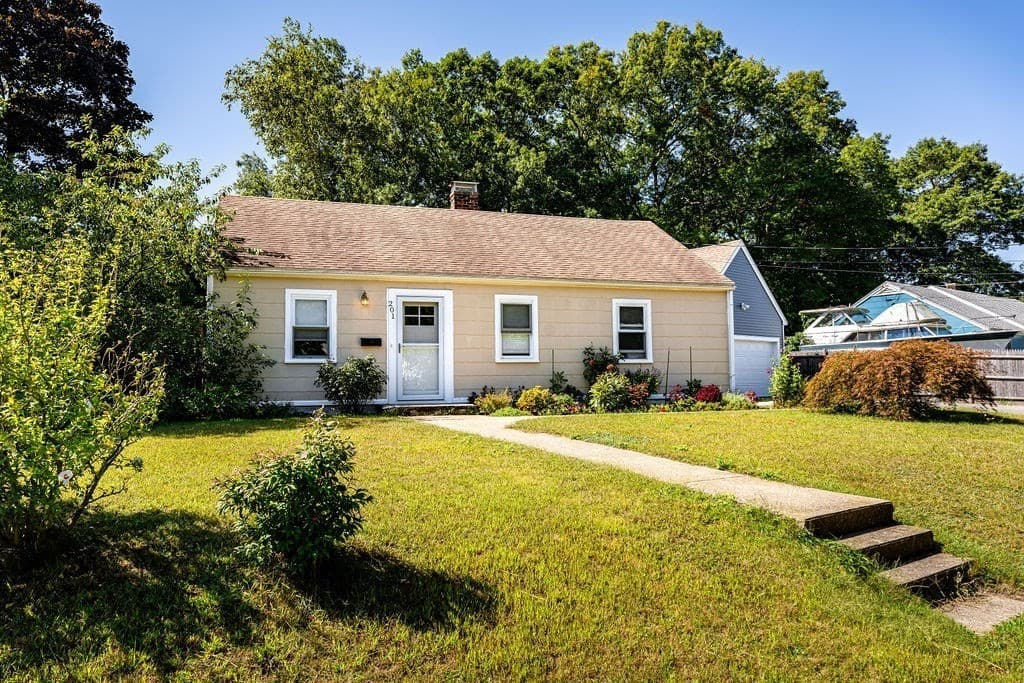 201 Stoughton St, Stoughton MA 02072