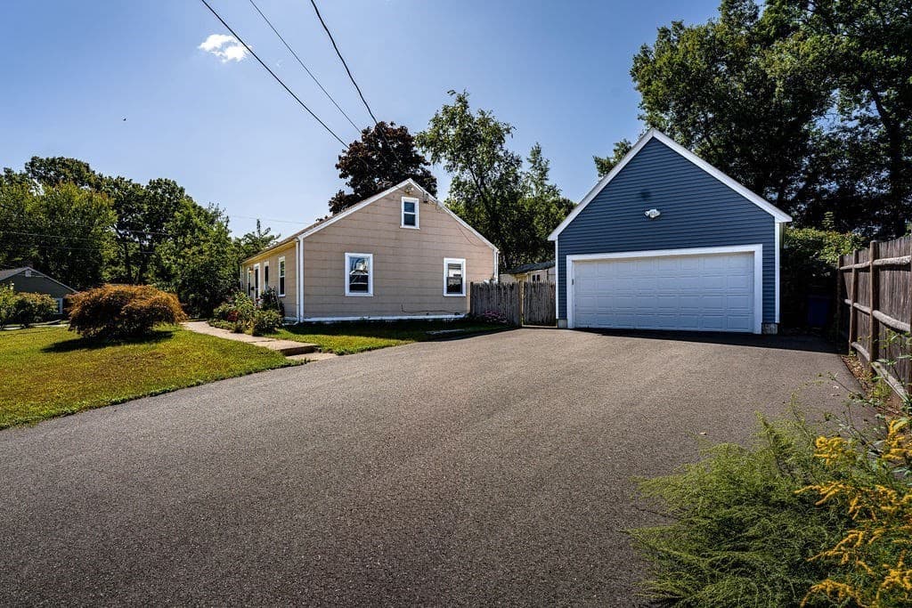 Single Family Residence at 201 Stoughton St, Stoughton MA 02072, Stoughton, photo 5 of 19