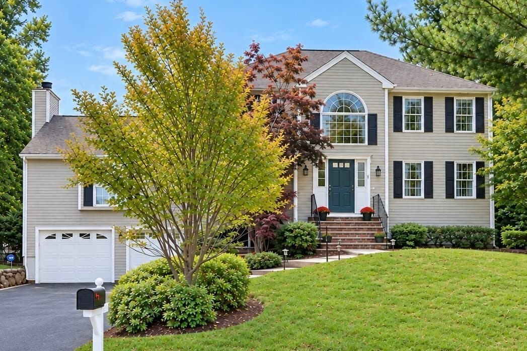 8 Taylor Way, Stoughton MA 02027