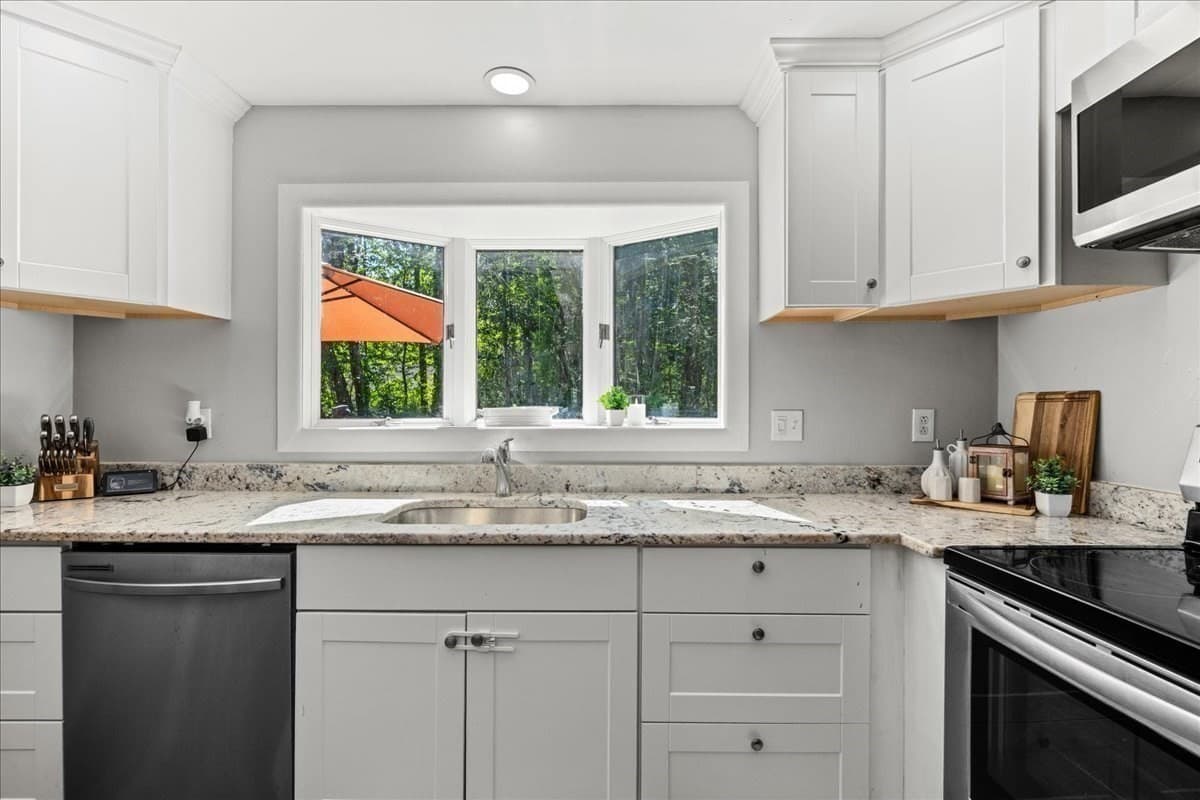 Single Family Residence at 65 Carter Rd, Worcester MA 01609, Worcester, photo 5 of 36