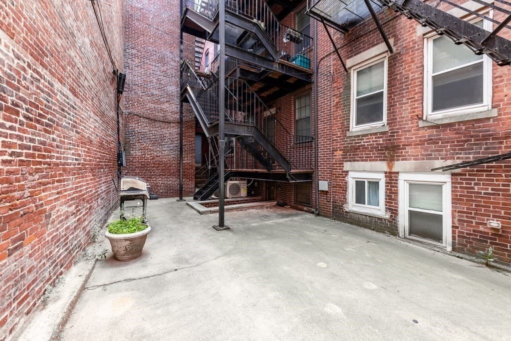 Condominium at 11 Wiget Street # 1, Boston MA 02113, Boston, photo 14 of 18