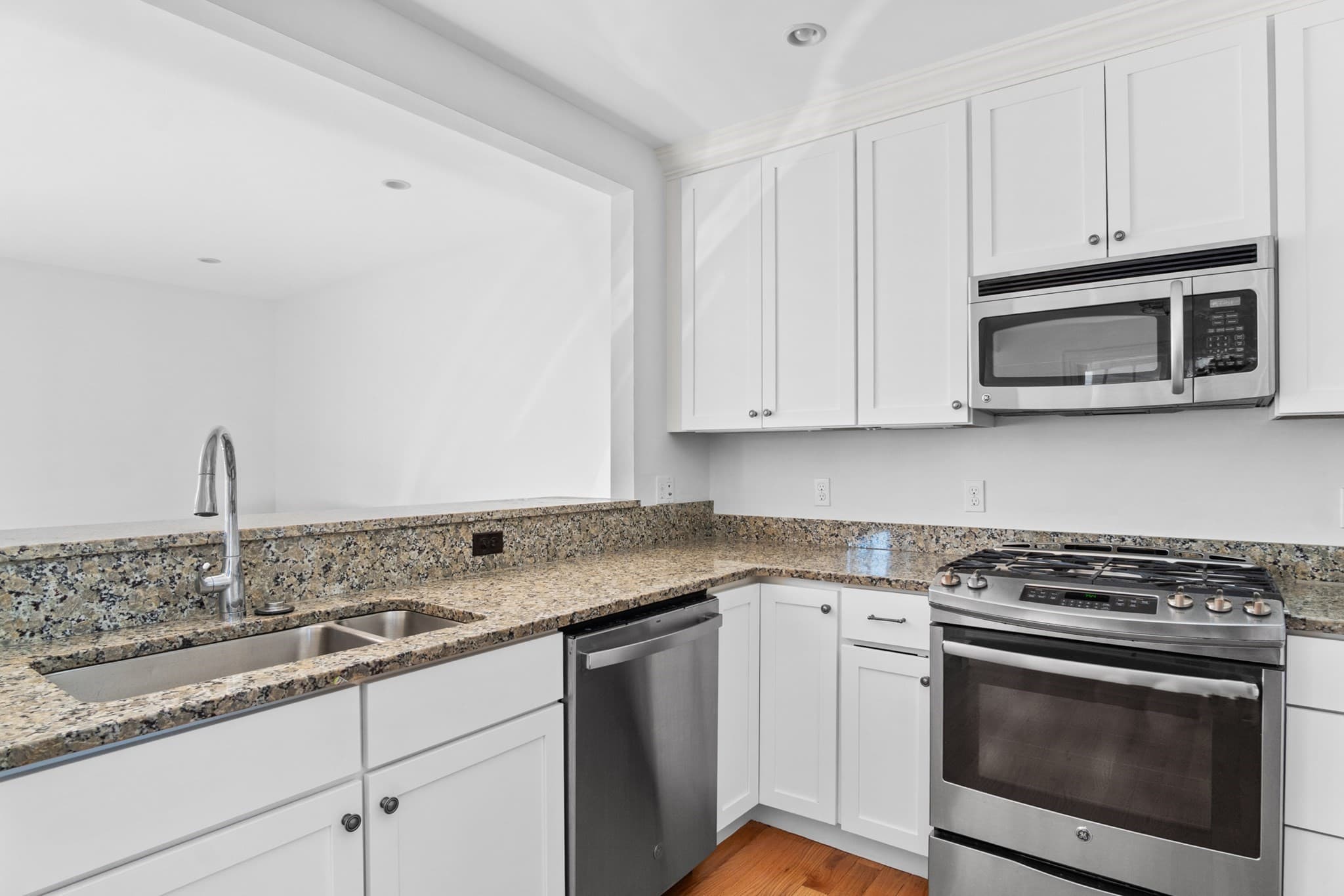 Condominium at 106 Johnson Woods Drive # 106, Reading MA 01867, Reading, photo 7 of 18