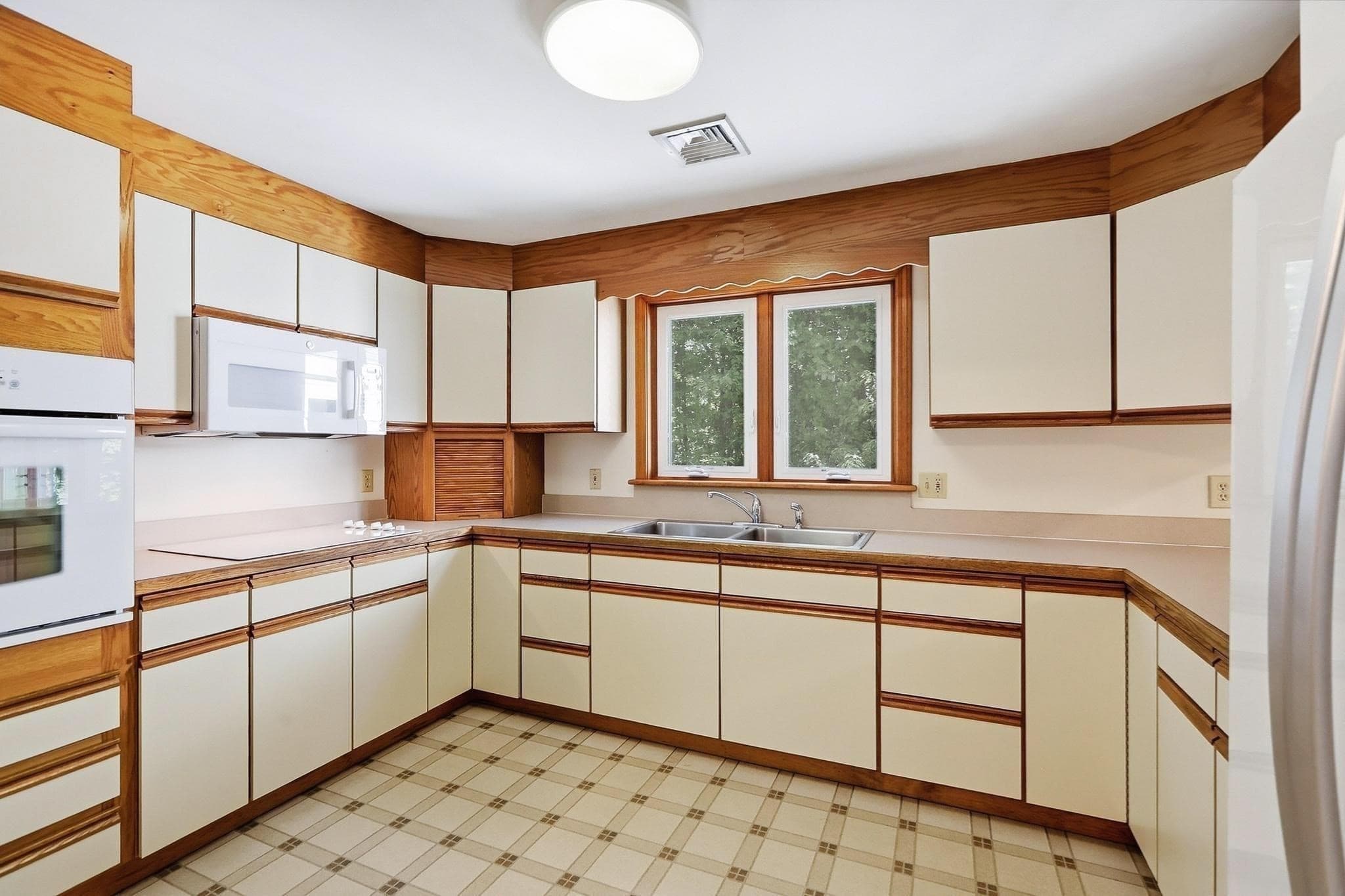Single Family Residence at 147 Woodland Road, Southborough MA 01772, Southborough, photo 8 of 42