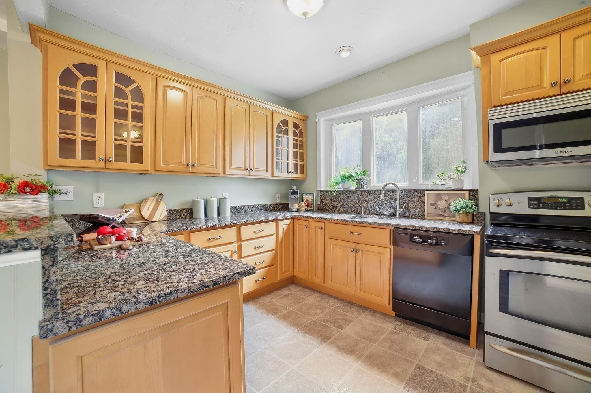 Single Family Residence at 550 Sunderland Road, Worcester MA 01604, Worcester, photo 5 of 29