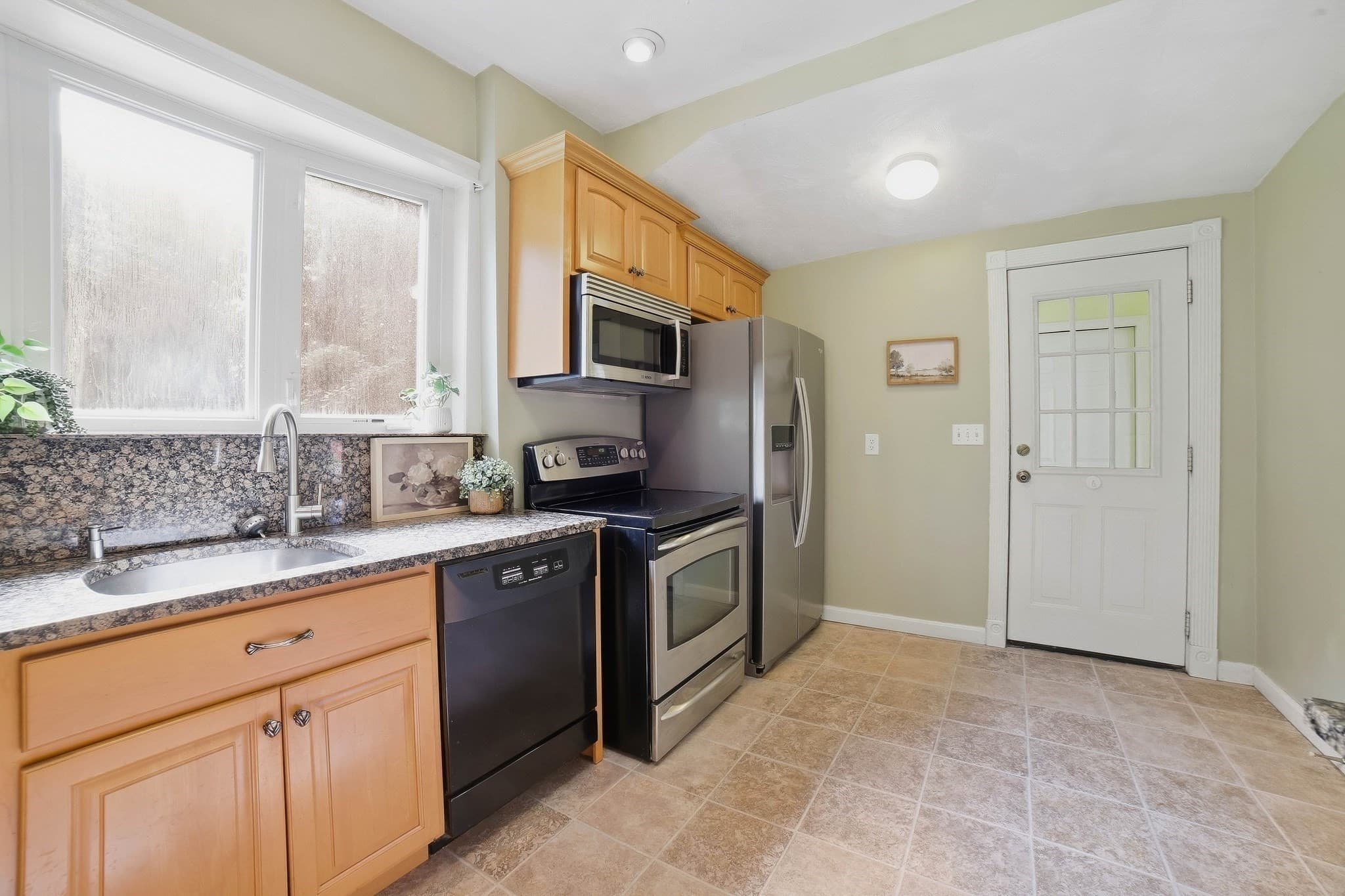 Single Family Residence at 550 Sunderland Road, Worcester MA 01604, Worcester, photo 9 of 29