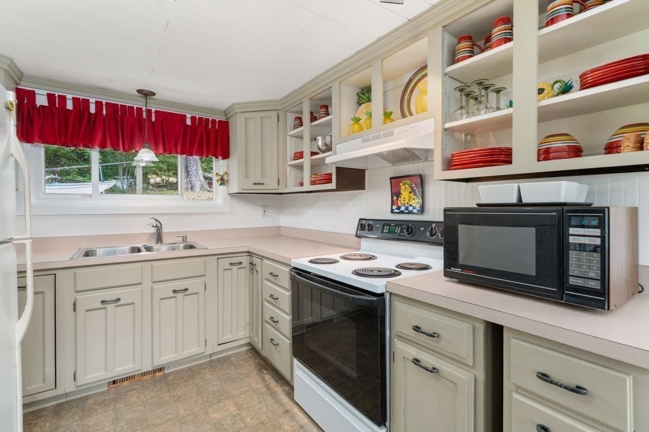 Single Family Residence at 19 Lakeview Dr, Holland MA 01521, Holland, photo 6 of 40