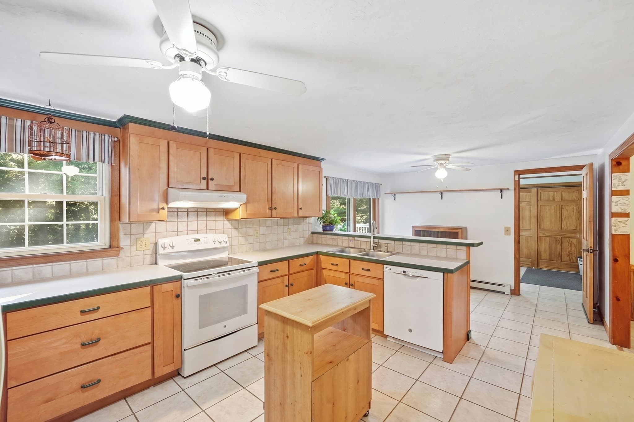Single Family Residence at 8 Glenmere Rd, Charlton MA 01507, Charlton, photo 3 of 29