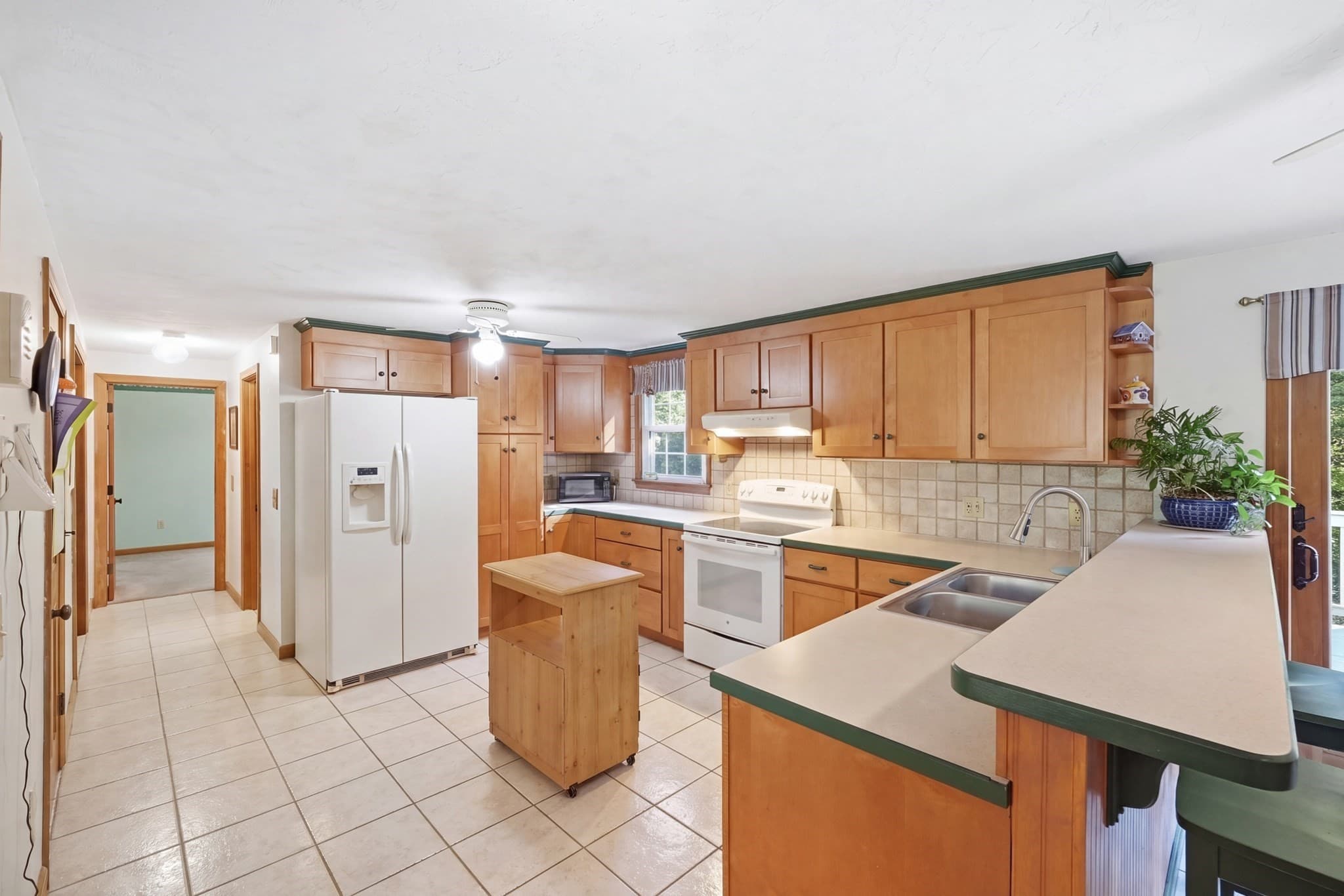 Single Family Residence at 8 Glenmere Rd, Charlton MA 01507, Charlton, photo 4 of 29
