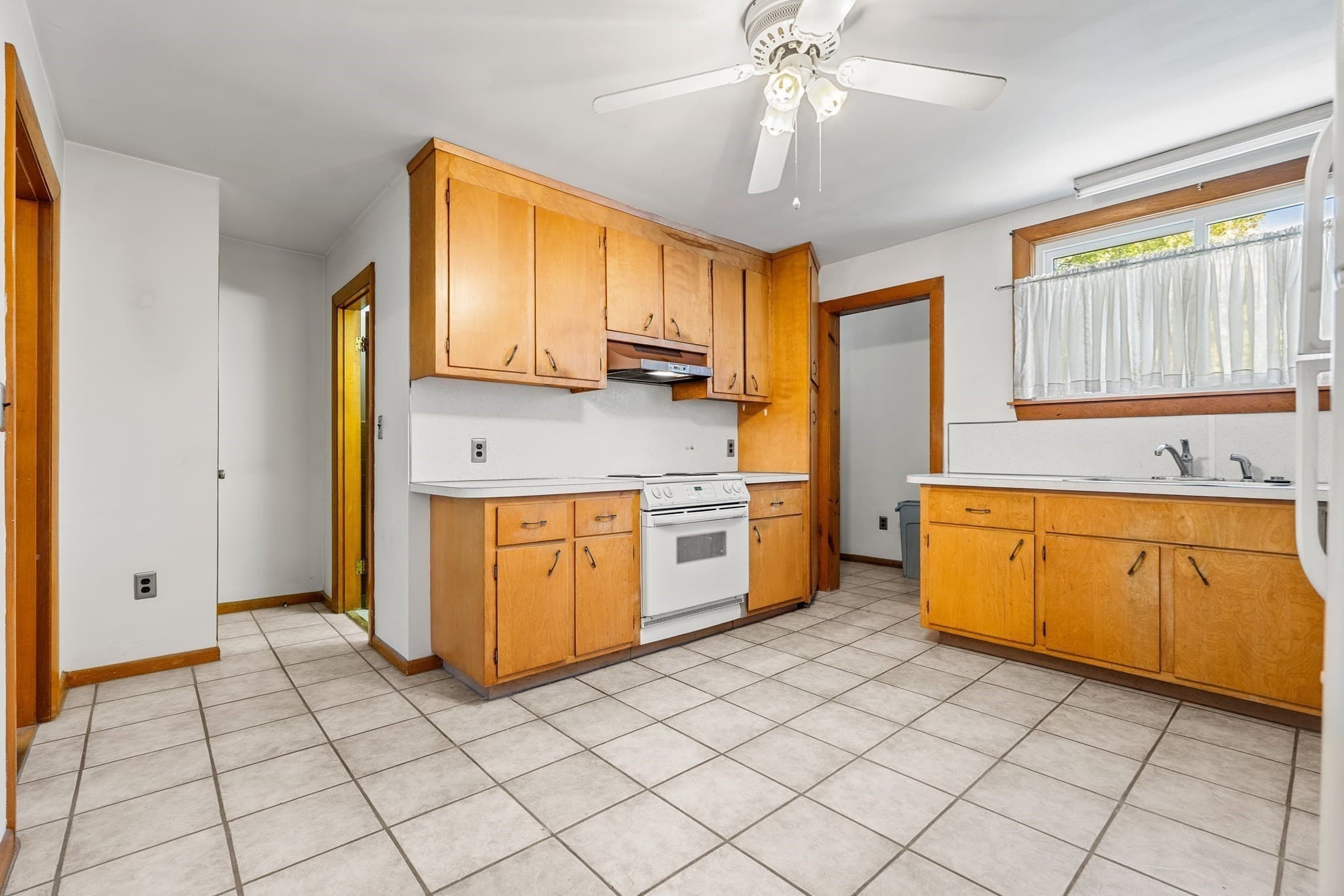 2 Family - 2 Units Up/Down at 131 Altamont Ave, Melrose MA 02176, Melrose, photo 7 of 33