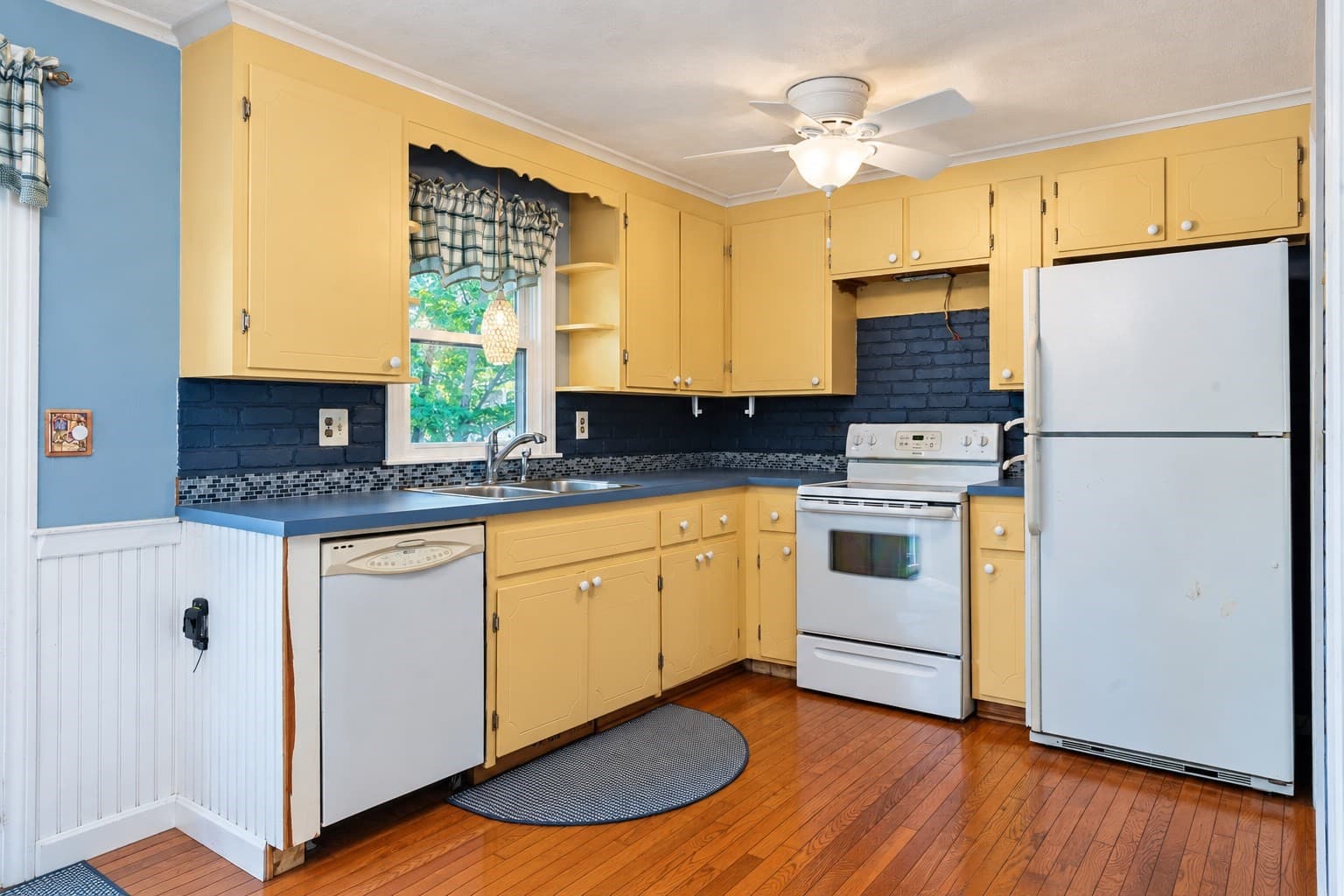 Single Family Residence at 5 Glenwood Cir, Attleboro MA 02703, Attleboro, photo 2 of 36