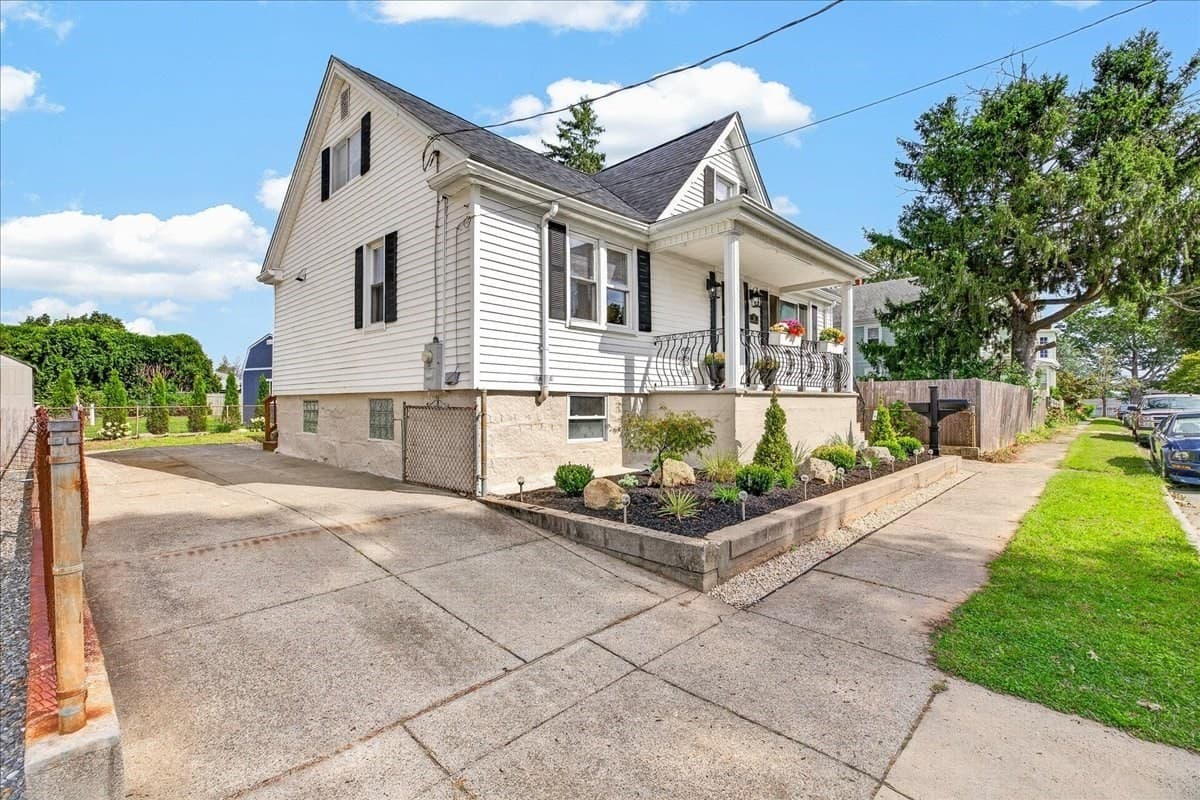 Single Family Residence at 25 Fairmount St, New Bedford MA 02740, New Bedford, photo 3 of 40