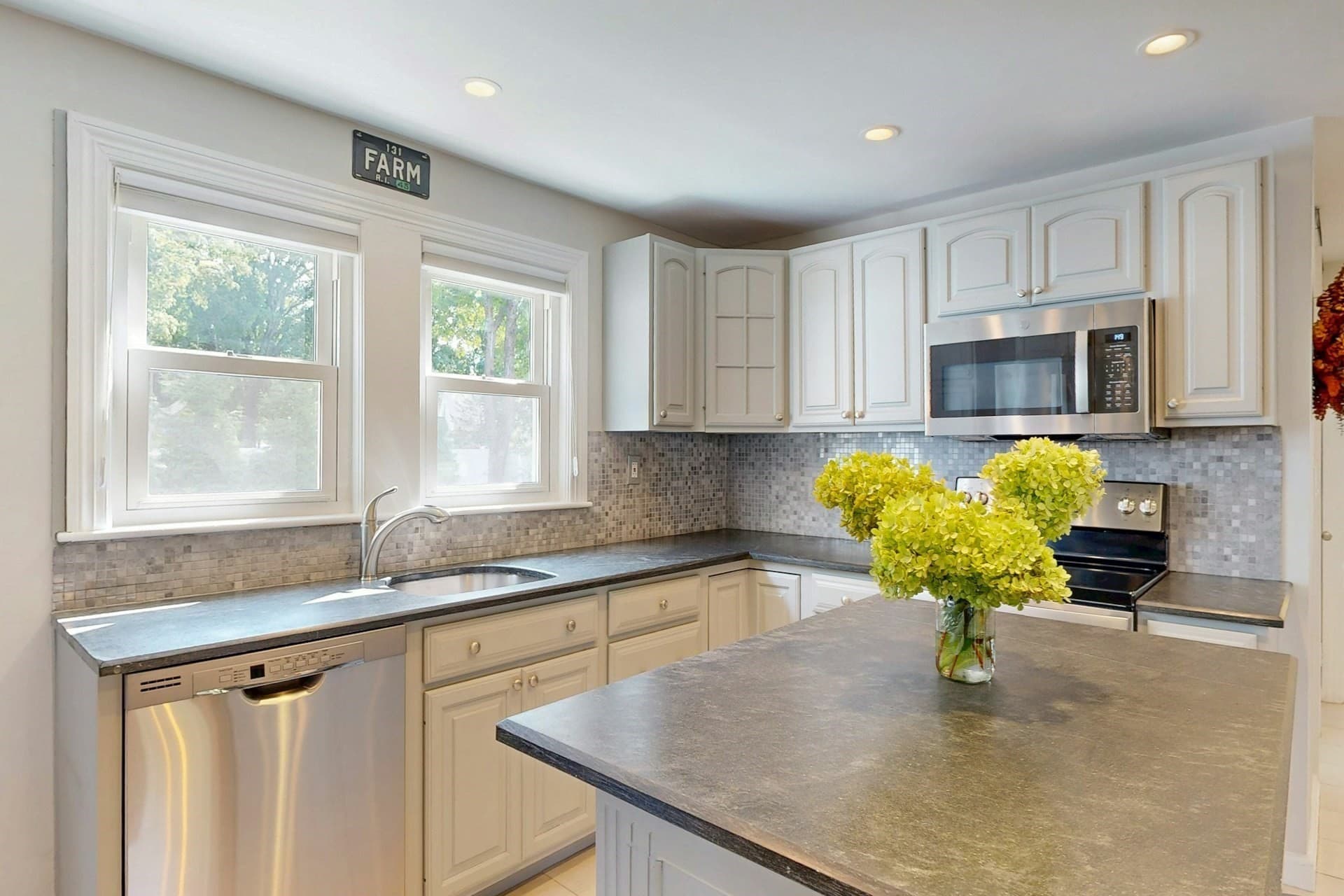Single Family Residence at 3 Remsen Ave, Medfield MA 02052, Medfield, photo 5 of 34