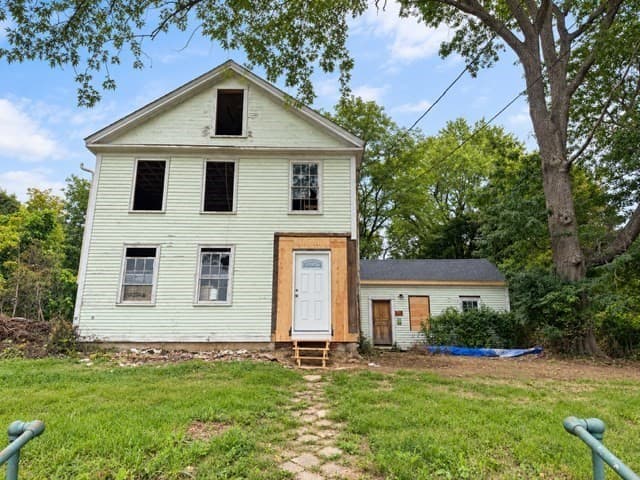 47 Elm St, North Brookfield MA 01535