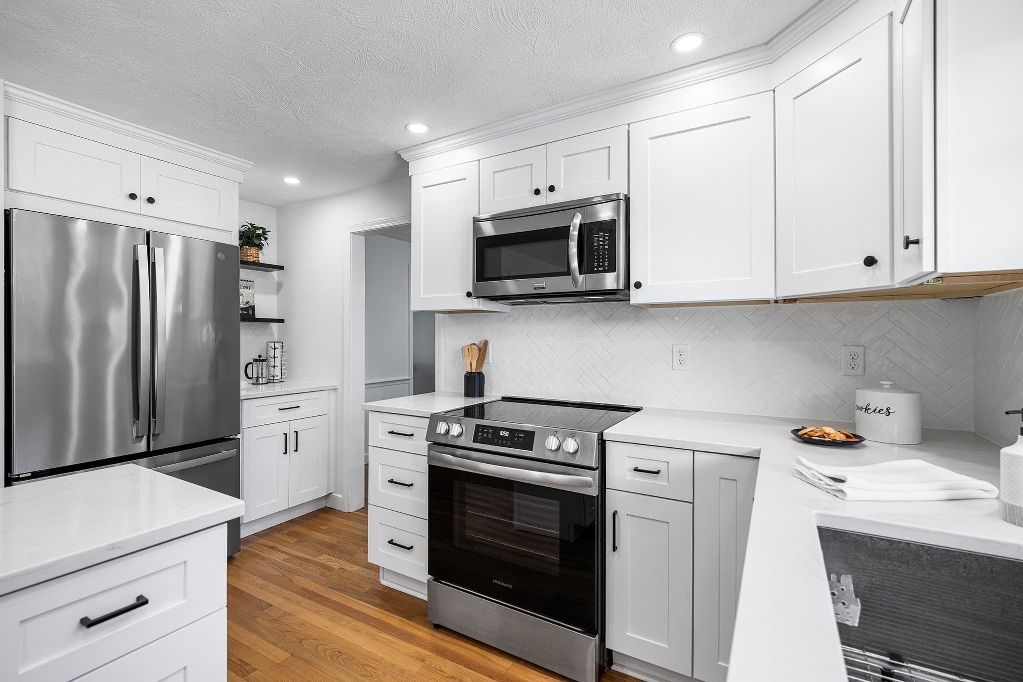 Single Family Residence at 8 Lantern Ln, Shrewsbury MA 01545, Shrewsbury, photo 6 of 37