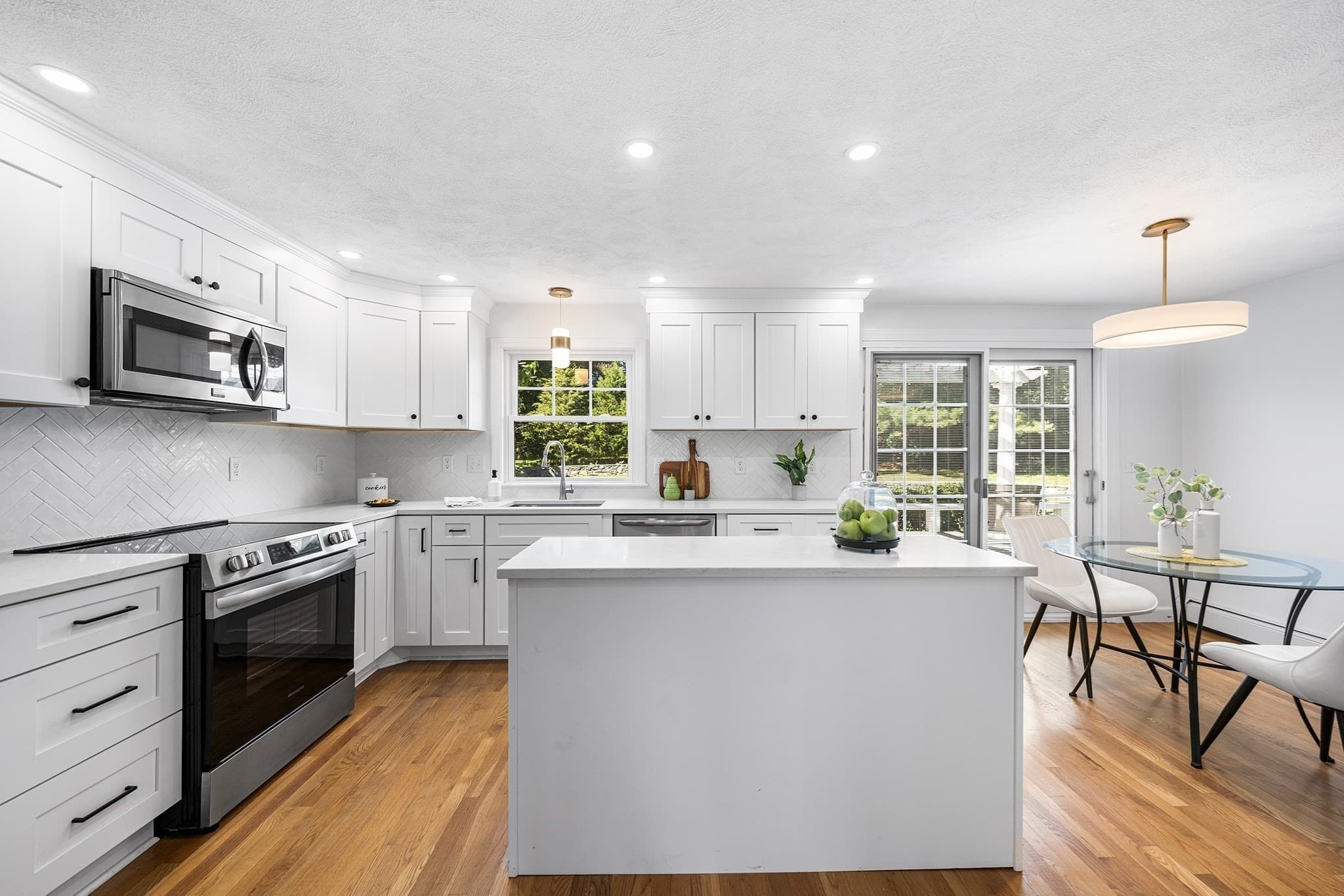 Single Family Residence at 8 Lantern Ln, Shrewsbury MA 01545, Shrewsbury, photo 4 of 37