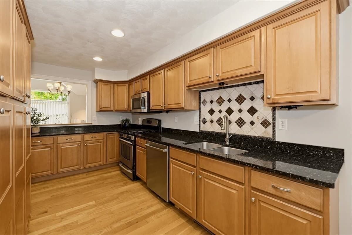 Condominium at 10 Charnstaff Lane # 202, Billerica MA 01821, Billerica, photo 9 of 42