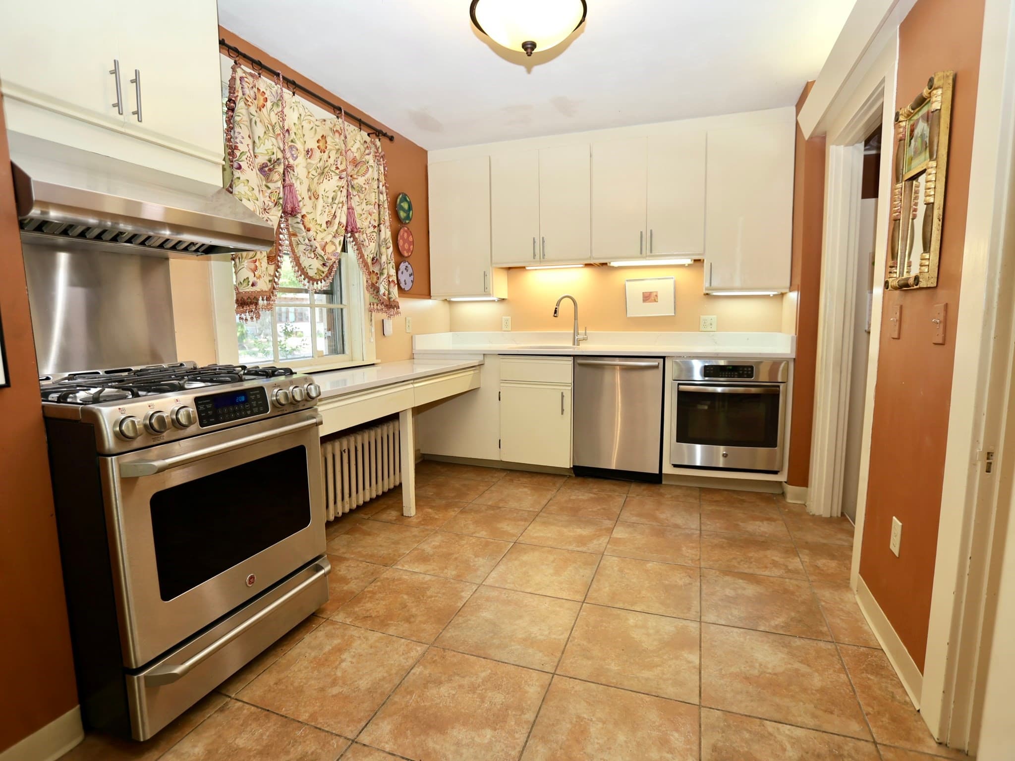 Single Family Residence at 112 Russell St, Worcester MA 01609, Worcester, photo 11 of 36