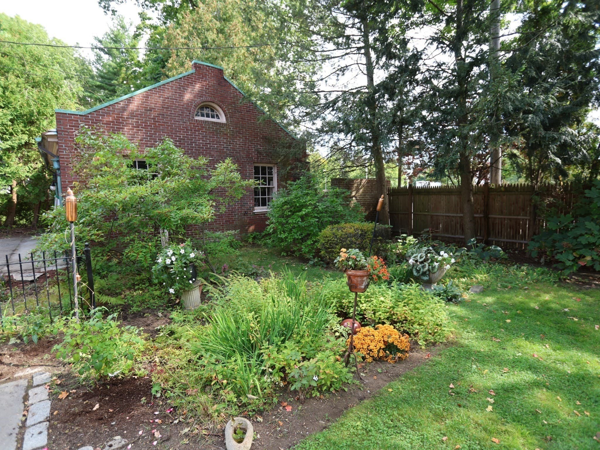 Single Family Residence at 112 Russell St, Worcester MA 01609, Worcester, photo 31 of 36