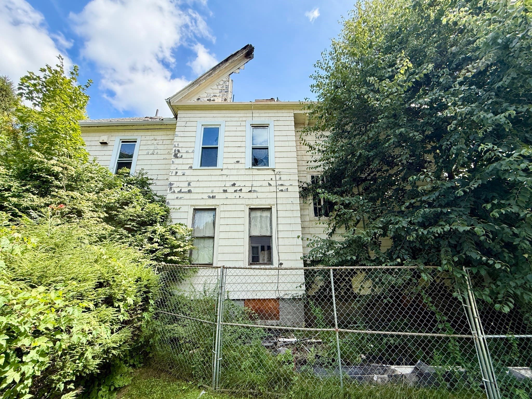 Single Family Residence at 161 Lincoln St, Holyoke MA 01040, Holyoke, photo 3 of 26