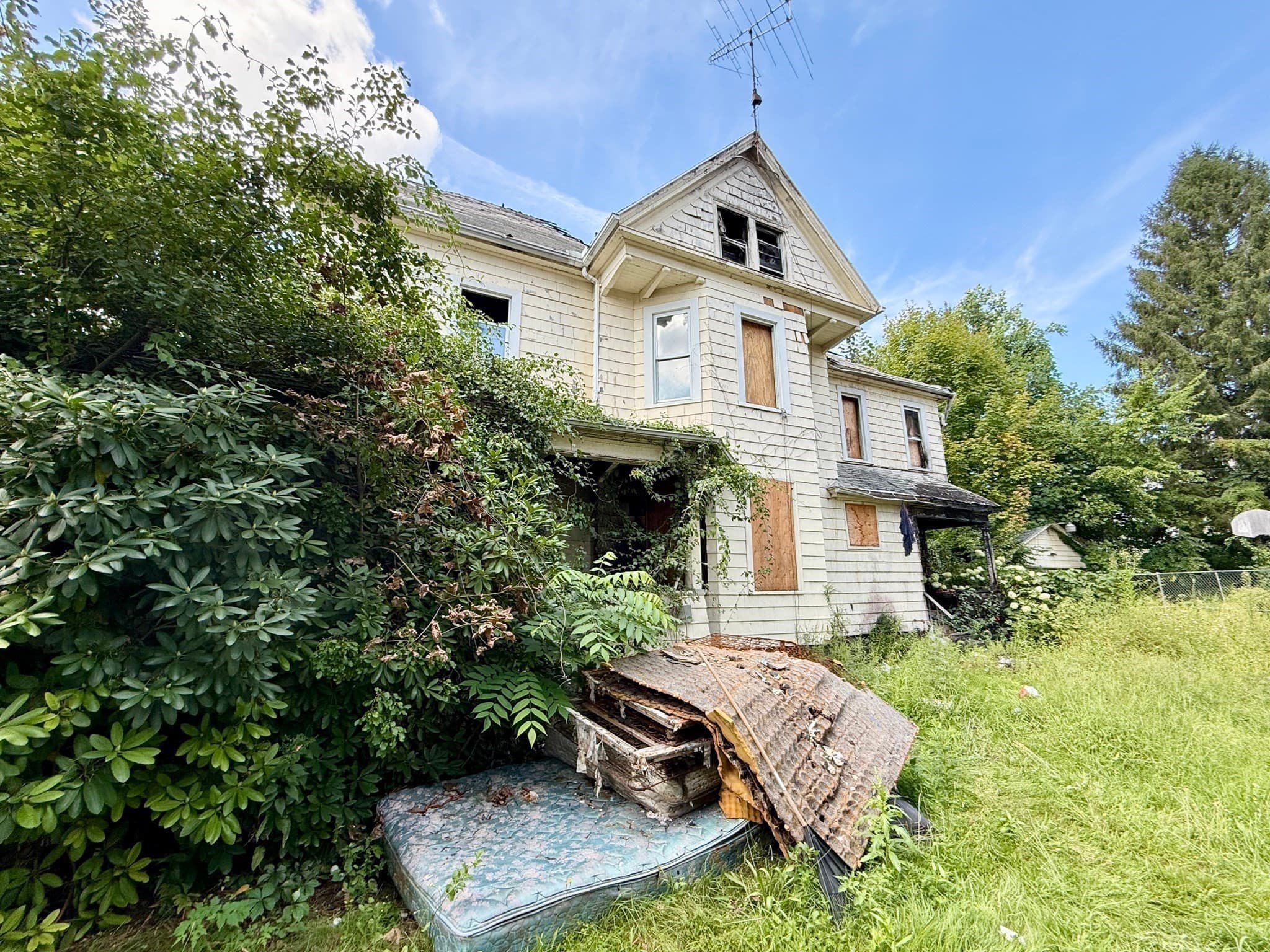Single Family Residence at 161 Lincoln St, Holyoke MA 01040, Holyoke, photo 4 of 26