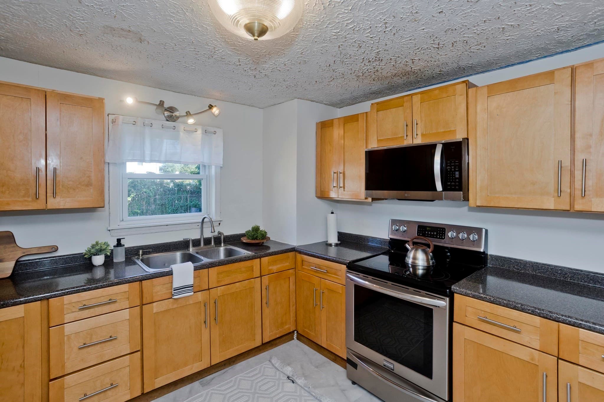 Single Family Residence at 23 Jenness St, Springfield MA 01104, Springfield, photo 5 of 33