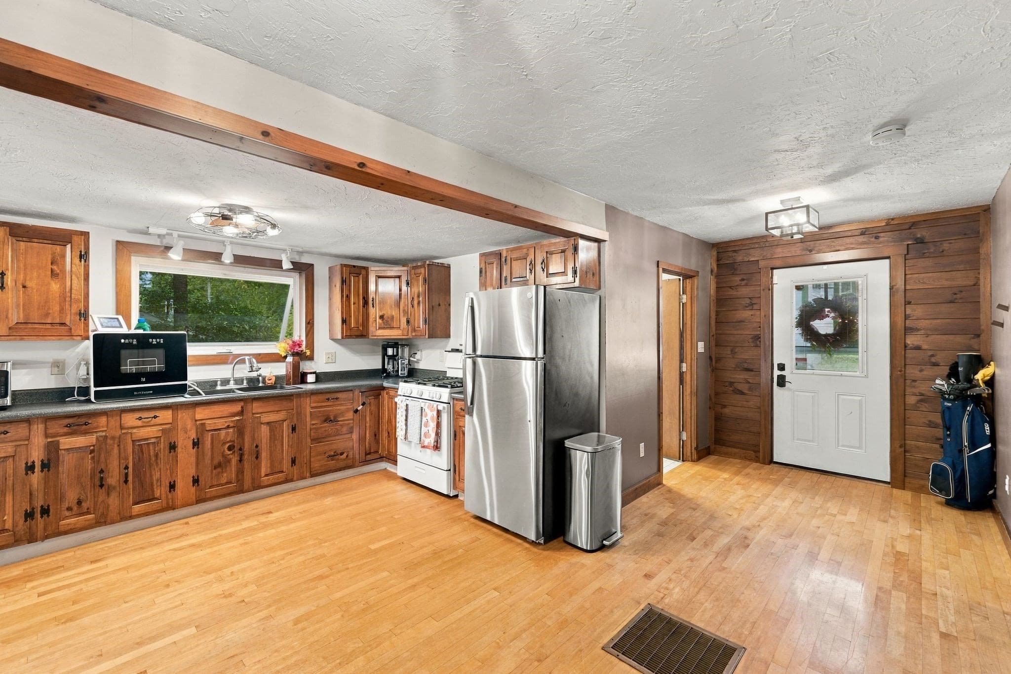 Single Family Residence at 39 Lakeview Dr, Leominster MA 01453, Leominster, photo 20 of 42