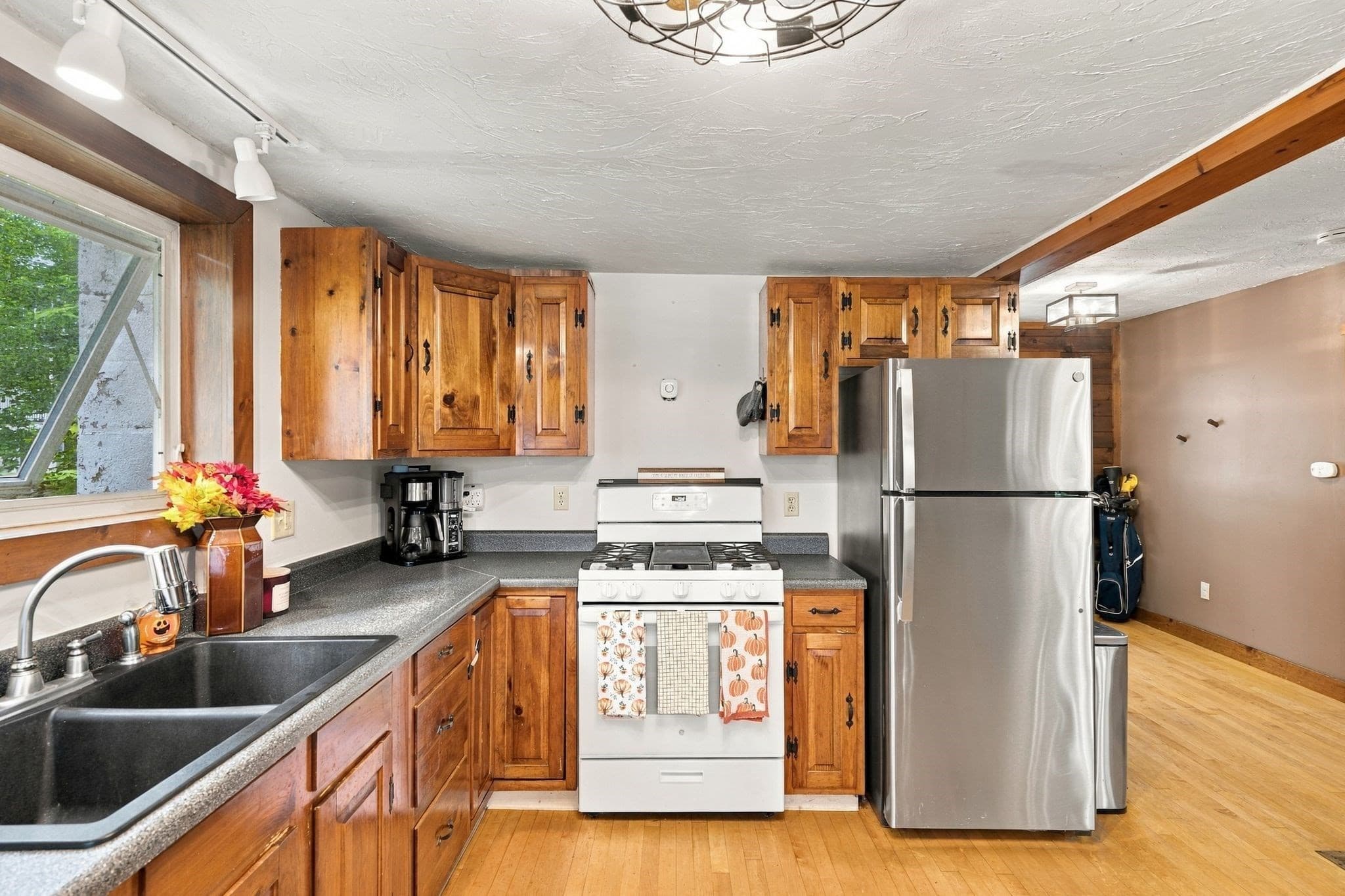 Single Family Residence at 39 Lakeview Dr, Leominster MA 01453, Leominster, photo 21 of 42