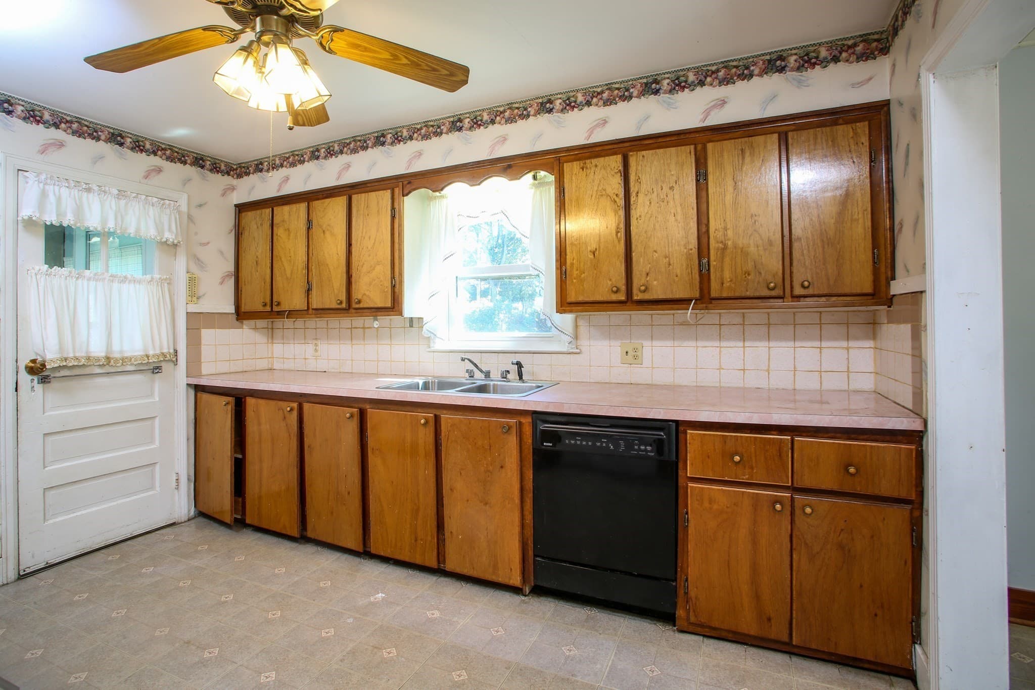 Single Family Residence at 421 Elm St, Pittsfield MA 01201, Pittsfield, photo 6 of 31