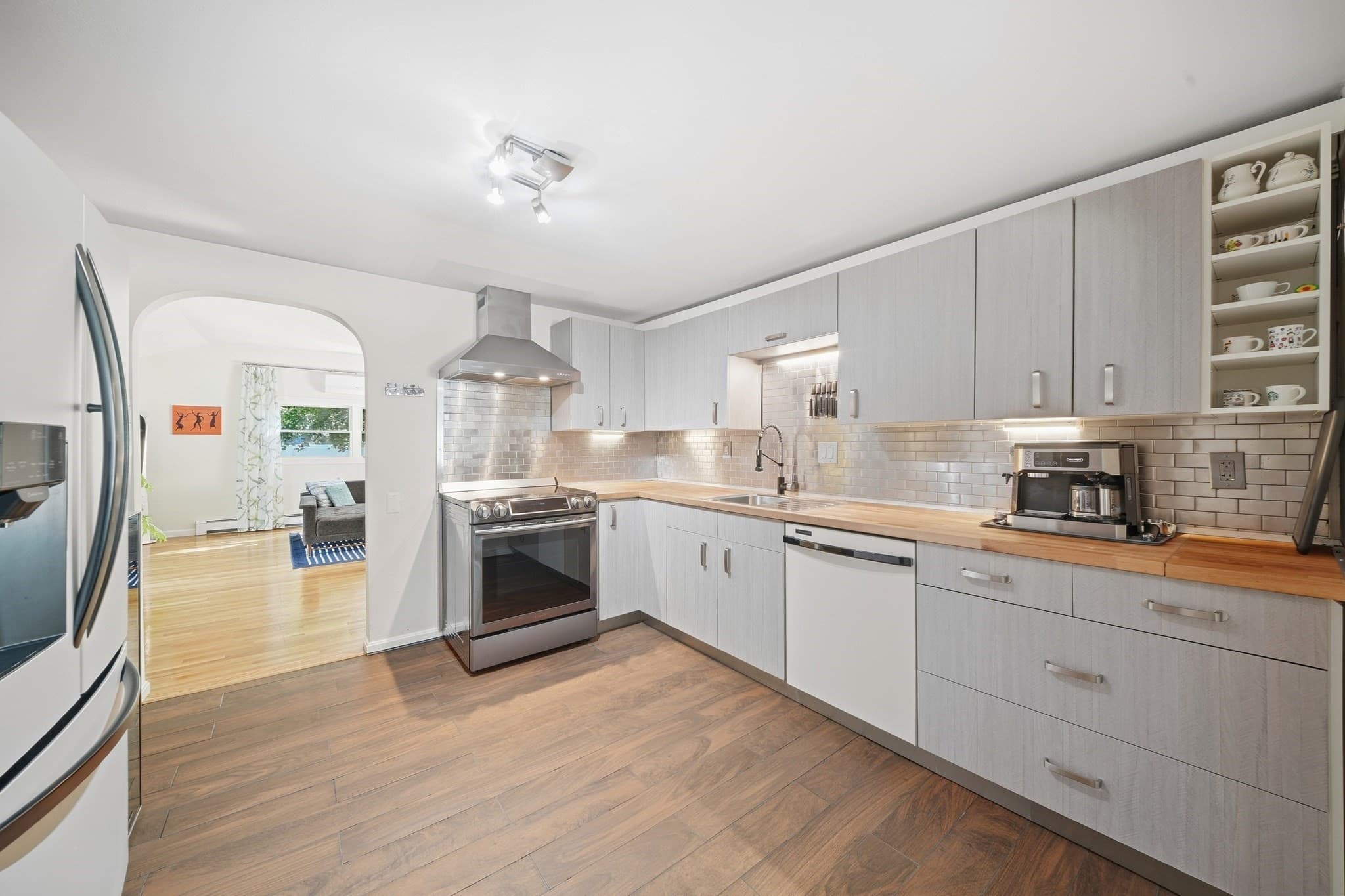 Single Family Residence at 8 Revere Rd, Tewksbury MA 01876, Tewksbury, photo 4 of 39