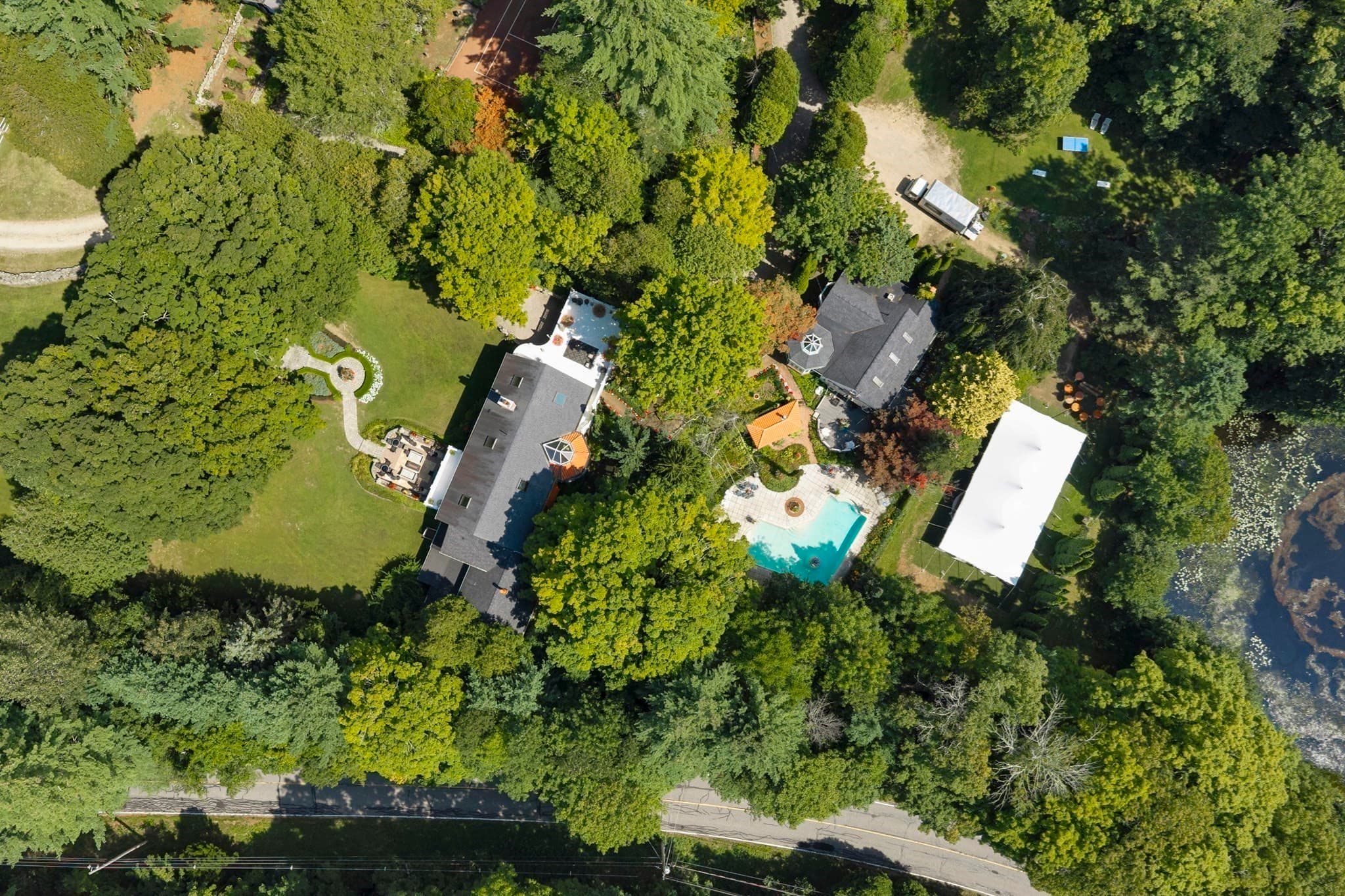 Single Family Residence at 87 E Brimfield Holland, Brimfield MA 01010, photo 2 of 40
