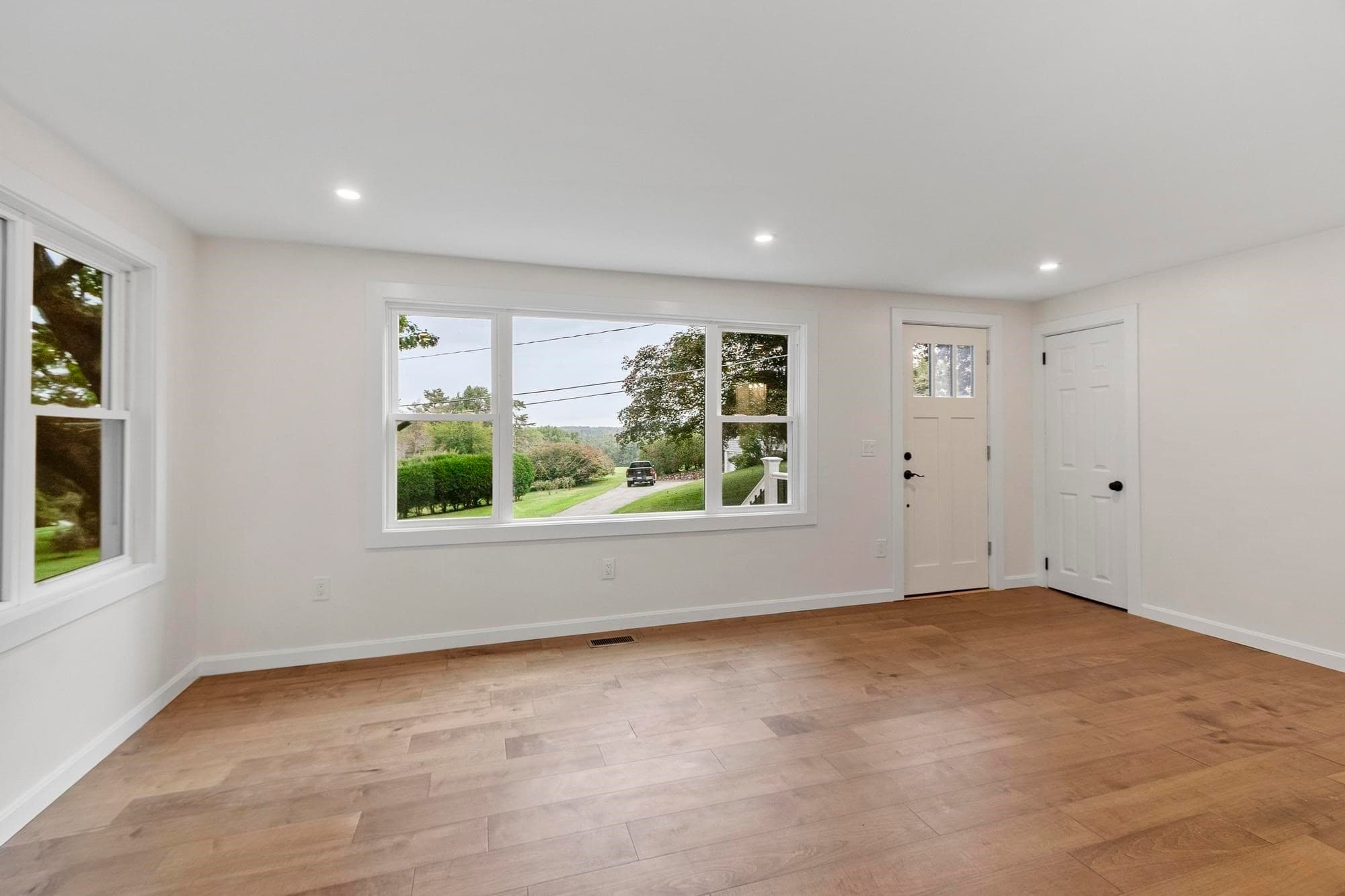 Single Family Residence at 186 Pleasant St, Lunenburg MA 01462, Lunenburg, photo 10 of 27