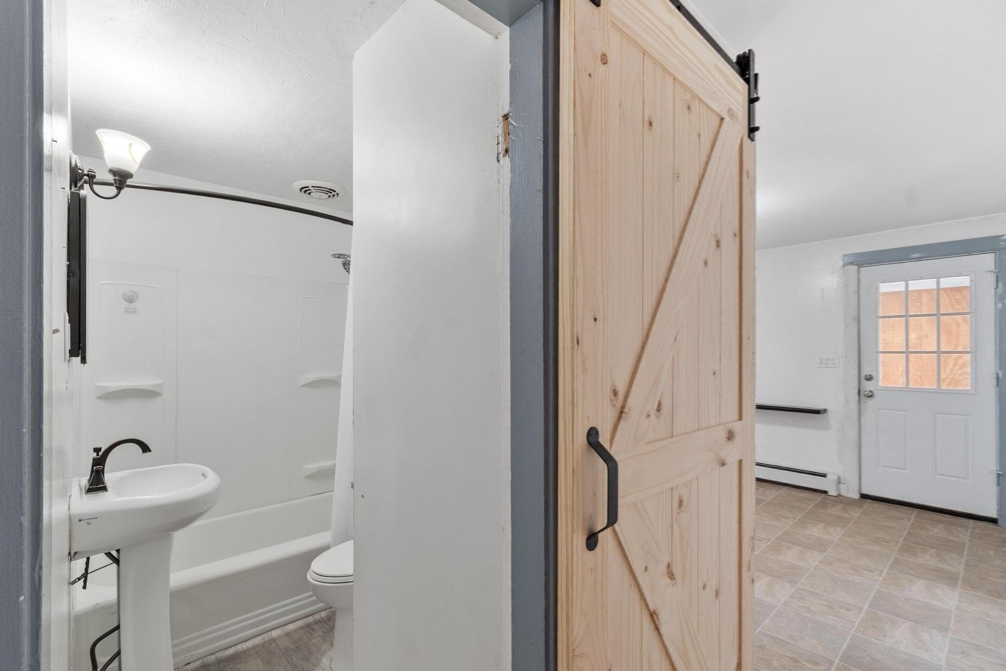Single Family Residence at 368 Litchfield St, Leominster MA 01453, Leominster, photo 13 of 40