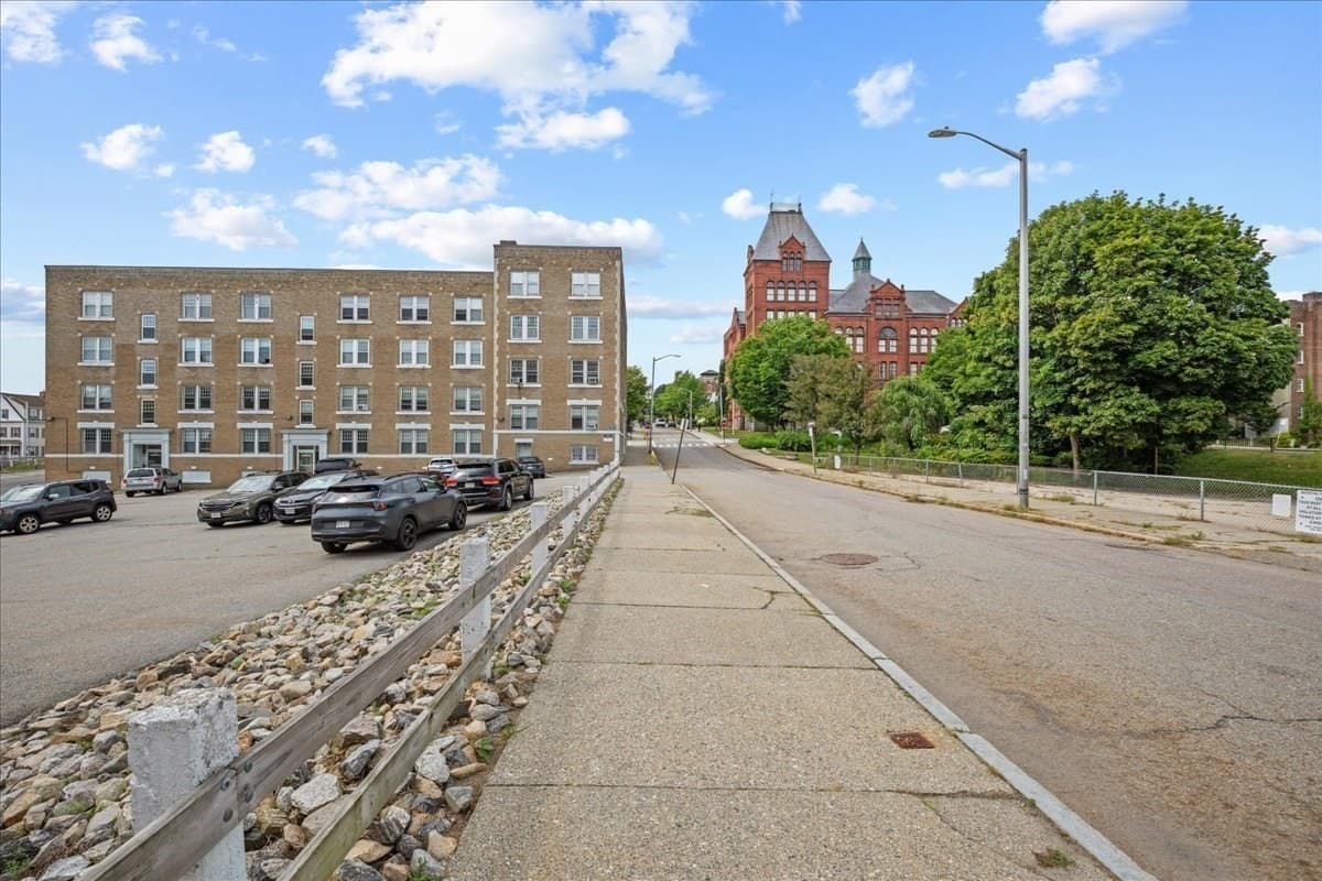 Condominium at 6 Chatham Pl # 8, Worcester MA 01609, Worcester, photo 27 of 34