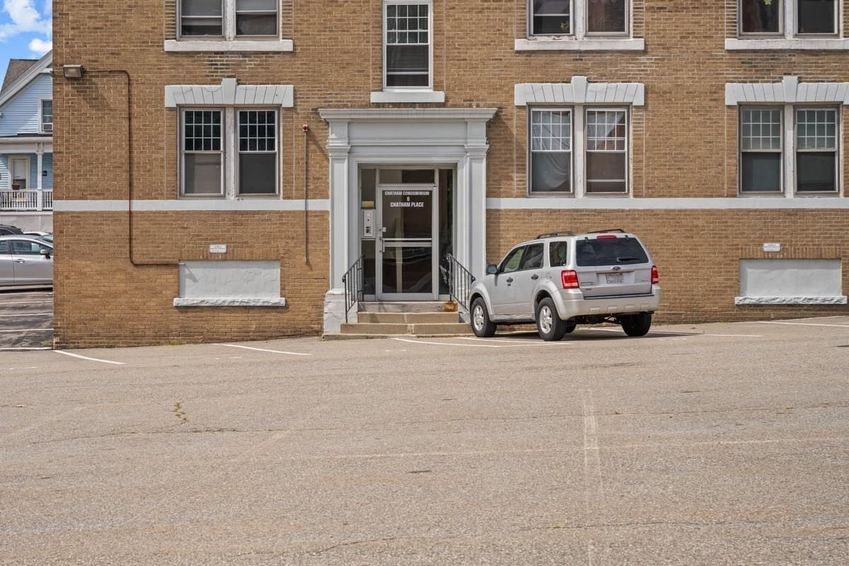 Condominium at 6 Chatham Pl # 8, Worcester MA 01609, Worcester, photo 2 of 34